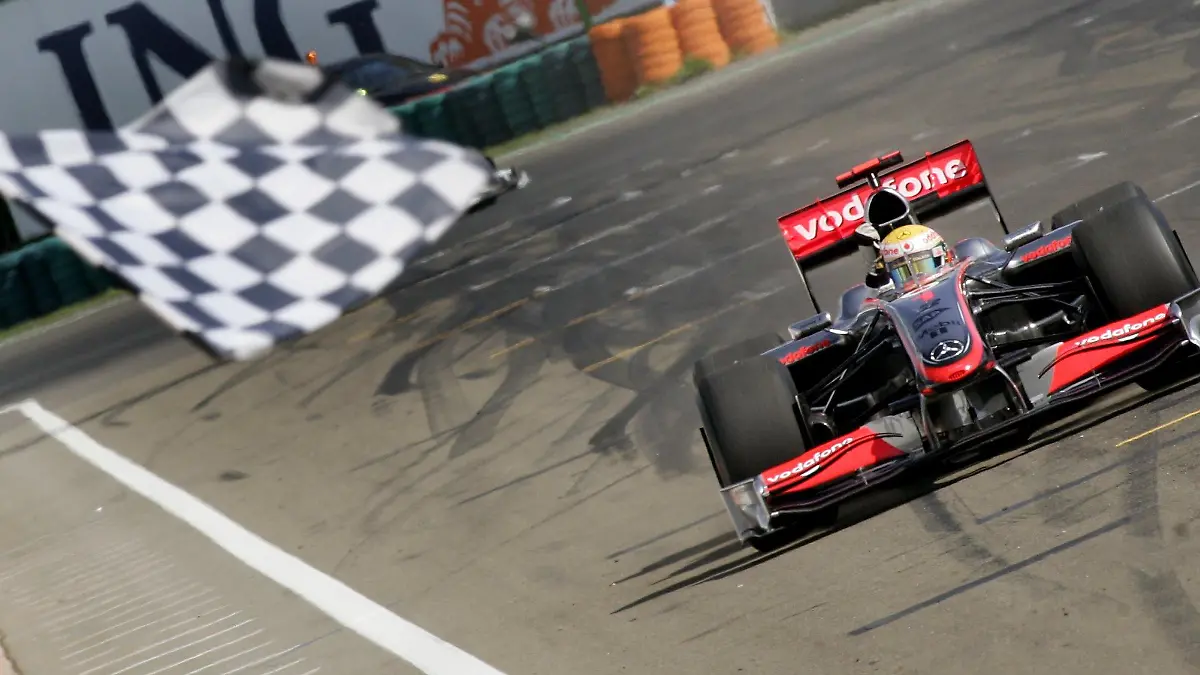 British Formula One driver Lewis Hamilton of McLaren Mercedes passes the finish line with checkered flag as he won the Grand Prix at the Hungaroring race track in Mogyorod near Budapest, Hungary, Sunday 26 July 2009. Photo: FELIX HEYDER +++(c) dpa - Bildfunk+++