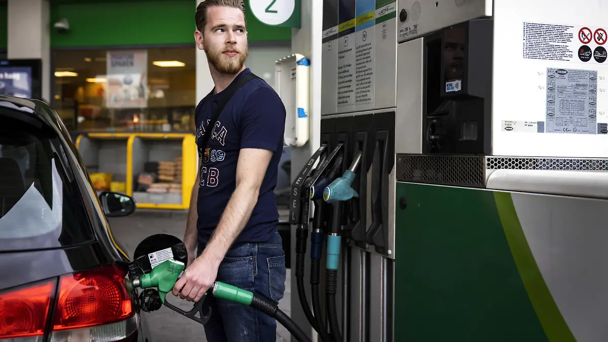 2022-05-31 17:43:48 DEN HAAG - Ein Herr betankt sein Auto an einer Tankstelle in der Hofstad. Aufgrund der hohen Energiepreise steht die Kaufkraft vieler Bürger stark unter Druck. ANP RAMON VAN FLYMEN