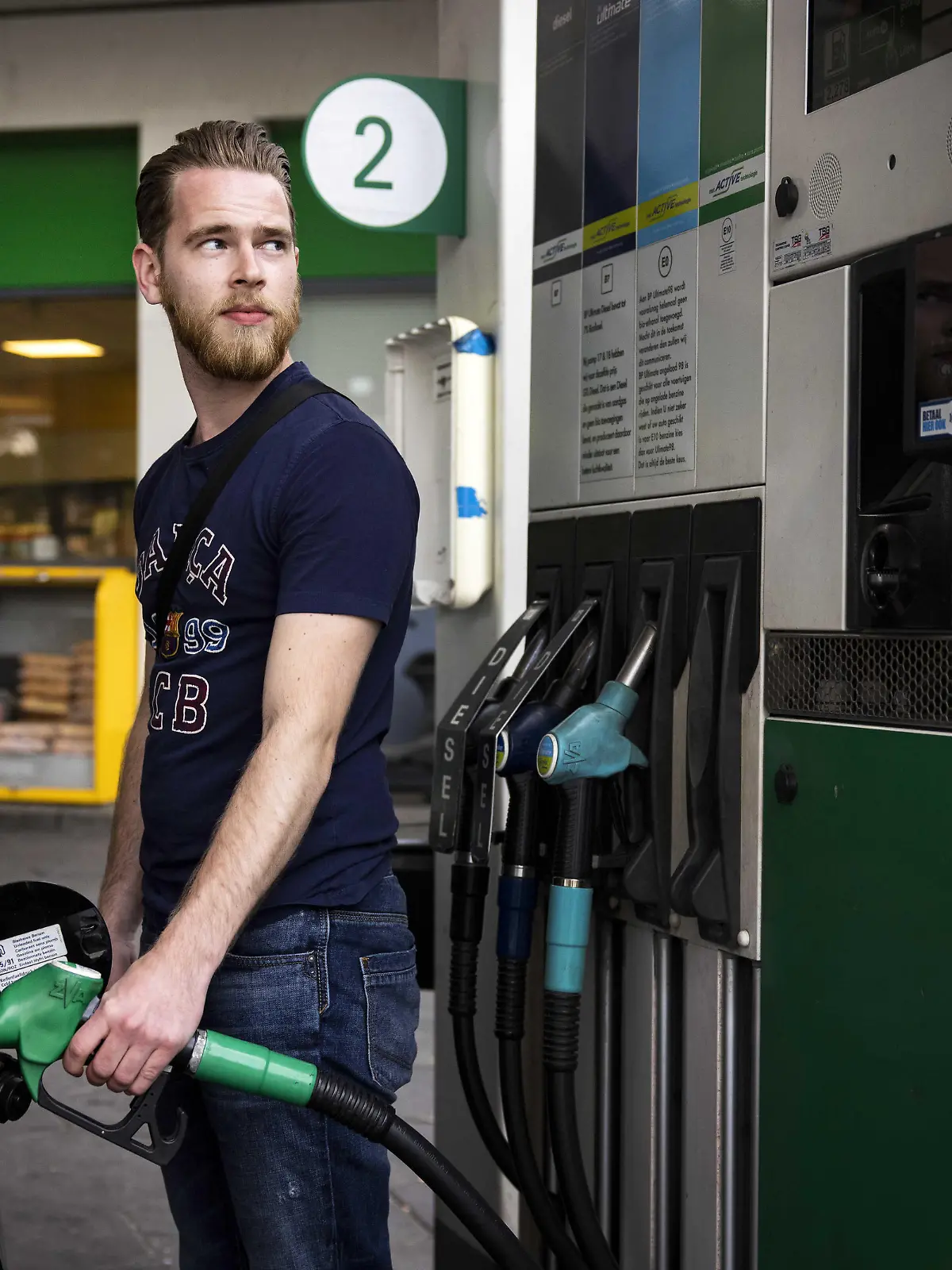 2022-05-31 17:43:48 DEN HAAG - Ein Herr betankt sein Auto an einer Tankstelle in der Hofstad. Aufgrund der hohen Energiepreise steht die Kaufkraft vieler Bürger stark unter Druck. ANP RAMON VAN FLYMEN