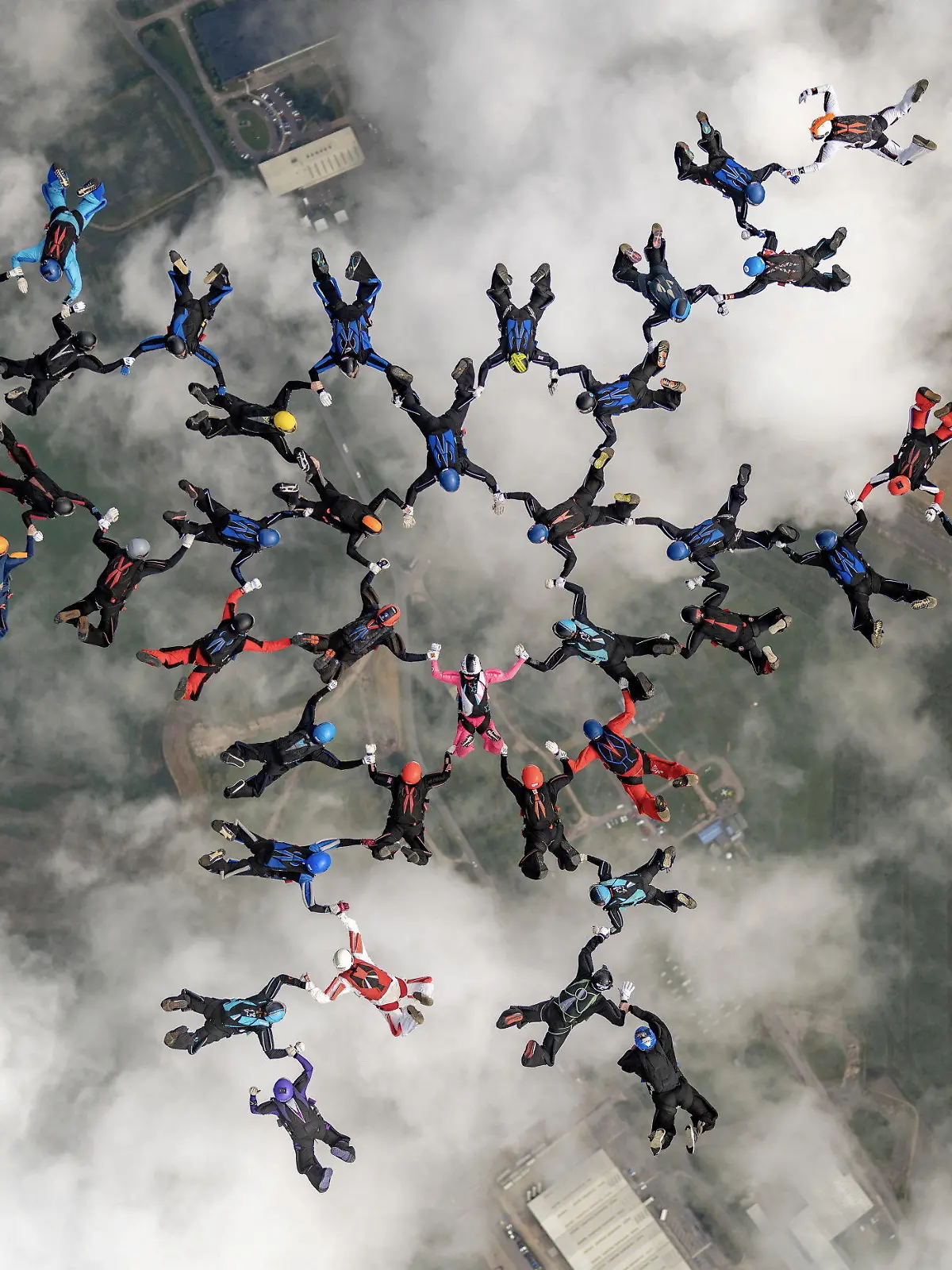 SONDERKONDITIONEN: Satzpreis!
Second point. Breathtaking footage shows the moment a group of 41 sky-divers set a new British record by joining in formation 15,000ft above the ground. See SWNS story SWLSdive. The team of jumpers combined to create the largest ever sequential formation dive to ever take place in the UK - and then broke their own record two jumps later. Incredible video footage shows the moment they joined hands while free-falling at 120mph above the Nottinghamshire countryside last Wednesday (12/7). Divers created two consecutive shapes in the sky and then formed three formations two jumps later, breaking the record they had just set. The record took three jumps to complete and included British national champions, world champions, world record holders, coaches and skydive instructors. The team of thrill-seekers jumped from three separate aircraft flying side-by-side at 15,000 feet.  / action press
