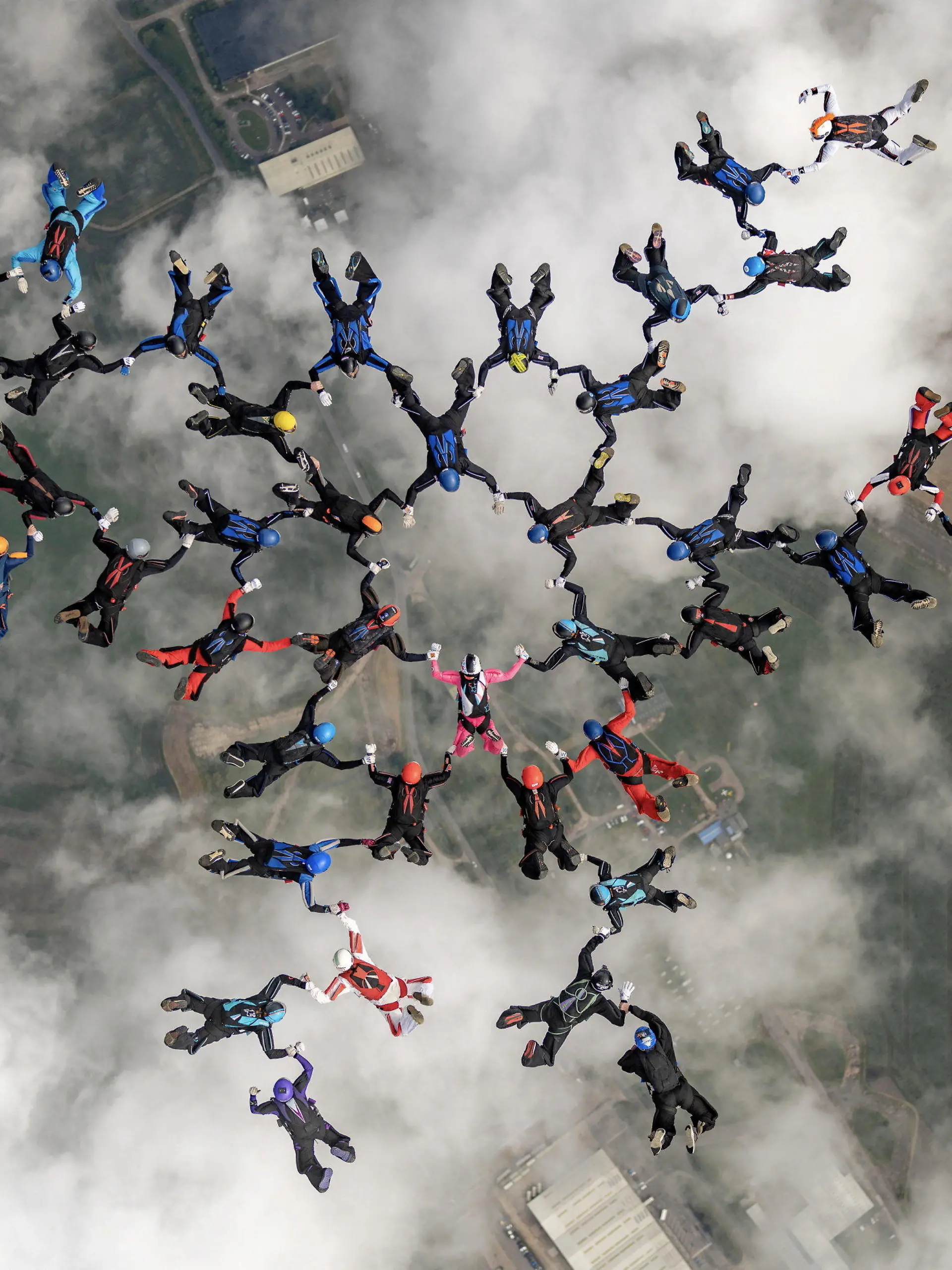 SONDERKONDITIONEN: Satzpreis!
Second point. Breathtaking footage shows the moment a group of 41 sky-divers set a new British record by joining in formation 15,000ft above the ground. See SWNS story SWLSdive. The team of jumpers combined to create the largest ever sequential formation dive to ever take place in the UK - and then broke their own record two jumps later. Incredible video footage shows the moment they joined hands while free-falling at 120mph above the Nottinghamshire countryside last Wednesday (12/7). Divers created two consecutive shapes in the sky and then formed three formations two jumps later, breaking the record they had just set. The record took three jumps to complete and included British national champions, world champions, world record holders, coaches and skydive instructors. The team of thrill-seekers jumped from three separate aircraft flying side-by-side at 15,000 feet.  / action press