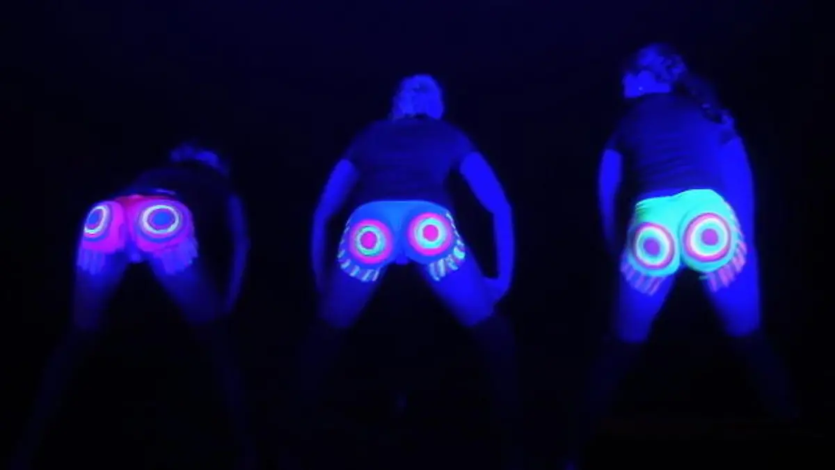 Twerking im Neonlicht mit der Ti:Kju Crew  Leuchtende Popos beim Supertalent