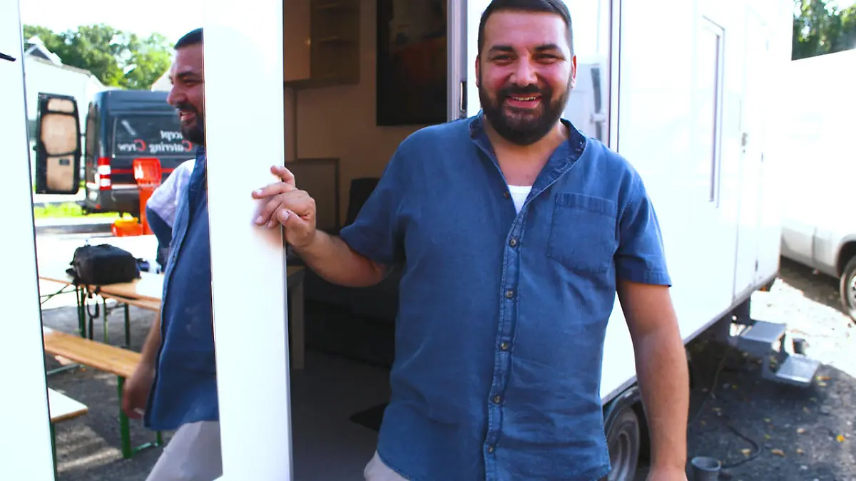 Hier verbringt er seine Drehpausen Sahin Eryilmaz zeigt euch seine "Setvilla"