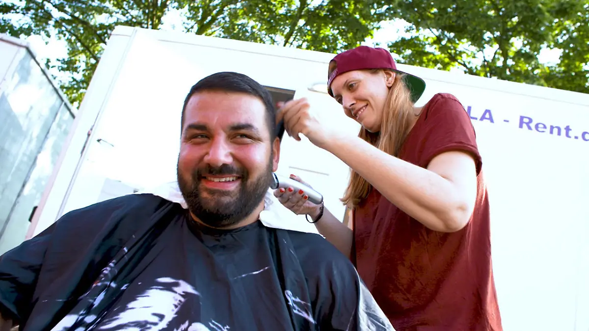 Sahin Eryilmaz fühlt sich am Set pudelwohl Er kriegt die Haare schön
