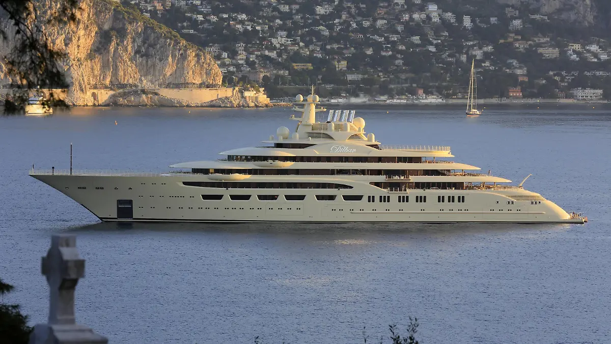 Motoryacht Dilbar, gebaut von Lürssen Yachts, ausgeliefert 2016, mit 15917 BRT und einer Länge von 156 Metern ist sie die weltweit größte Yacht, gemessen am Volumen. Eigner ist der russische Oligarch Alischer Usmanow, Generaldirektor des Gazprom-Tochterunternehmens Gazprominvestholding, Mitbesitzer der Metalloinvest und Eigentümer des russischen Verlagshauses Kommersant, in dem die einflussreiche Wirtschaftszeitung Kommersant erscheint. Gemäß der Forbes-Liste 2015 beträgt sein Vermögen ca. 14,4 Milliarden US-Dollar. Hier am Cap Ferrat an der Cote d Azur bei Sonnenaufgang, Mittelmeer, Frankreich

Motor yacht Dilbar built from Lürssen Yachts delivered 2016 with  GRT and a Length from 156 Meters is Them the worldwide largest Yacht measured at Volume Owners is the Russian oligarch Ali Cher Usmanow Director General the Gazprom Subsidiary Gazprominvestholding Co-owner the Metalloinvest and Owner the Russian Publishing house Kommersant in the the influential Business newspaper Kommersant appears pursuant the Forbes List 2015 is be Assets Approx 14 4 Billion U.S. Dollars here at Cap Ferrat to the Cote D Azur at Sunrise Mediterranean France  