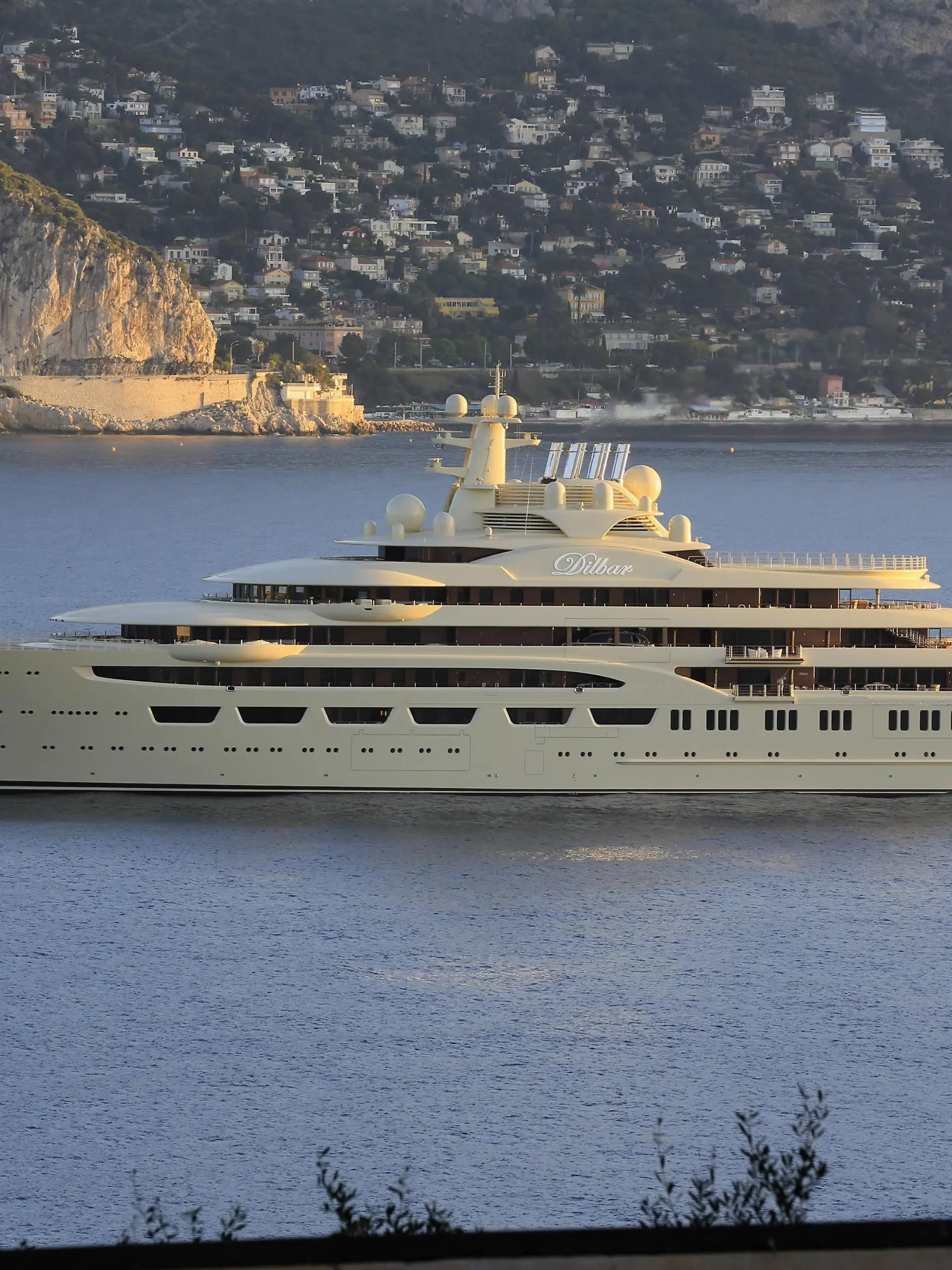 Motoryacht Dilbar, gebaut von Lürssen Yachts, ausgeliefert 2016, mit 15917 BRT und einer Länge von 156 Metern ist sie die weltweit größte Yacht, gemessen am Volumen. Eigner ist der russische Oligarch Alischer Usmanow, Generaldirektor des Gazprom-Tochterunternehmens Gazprominvestholding, Mitbesitzer der Metalloinvest und Eigentümer des russischen Verlagshauses Kommersant, in dem die einflussreiche Wirtschaftszeitung Kommersant erscheint. Gemäß der Forbes-Liste 2015 beträgt sein Vermögen ca. 14,4 Milliarden US-Dollar. Hier am Cap Ferrat an der Cote d Azur bei Sonnenaufgang, Mittelmeer, Frankreich

Motor yacht Dilbar built from Lürssen Yachts delivered 2016 with  GRT and a Length from 156 Meters is Them the worldwide largest Yacht measured at Volume Owners is the Russian oligarch Ali Cher Usmanow Director General the Gazprom Subsidiary Gazprominvestholding Co-owner the Metalloinvest and Owner the Russian Publishing house Kommersant in the the influential Business newspaper Kommersant appears pursuant the Forbes List 2015 is be Assets Approx 14 4 Billion U.S. Dollars here at Cap Ferrat to the Cote D Azur at Sunrise Mediterranean France  