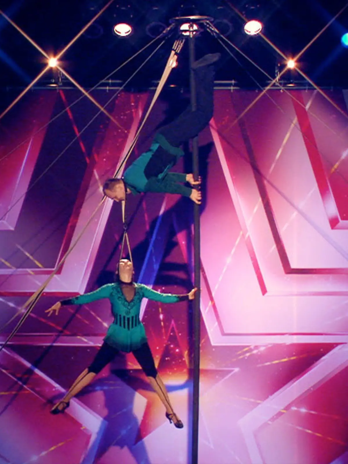 Bild zu: "Alia und Andrey Kanakhin zeigen traumhafte Akrobatik"