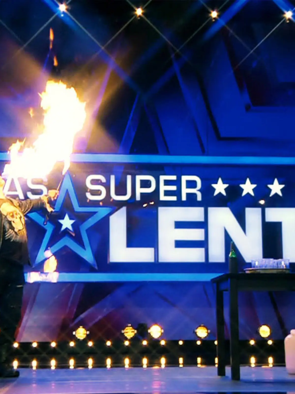 Bild zu: "Anatoly Zhukov begeistert mit "spooky" Feuershow"