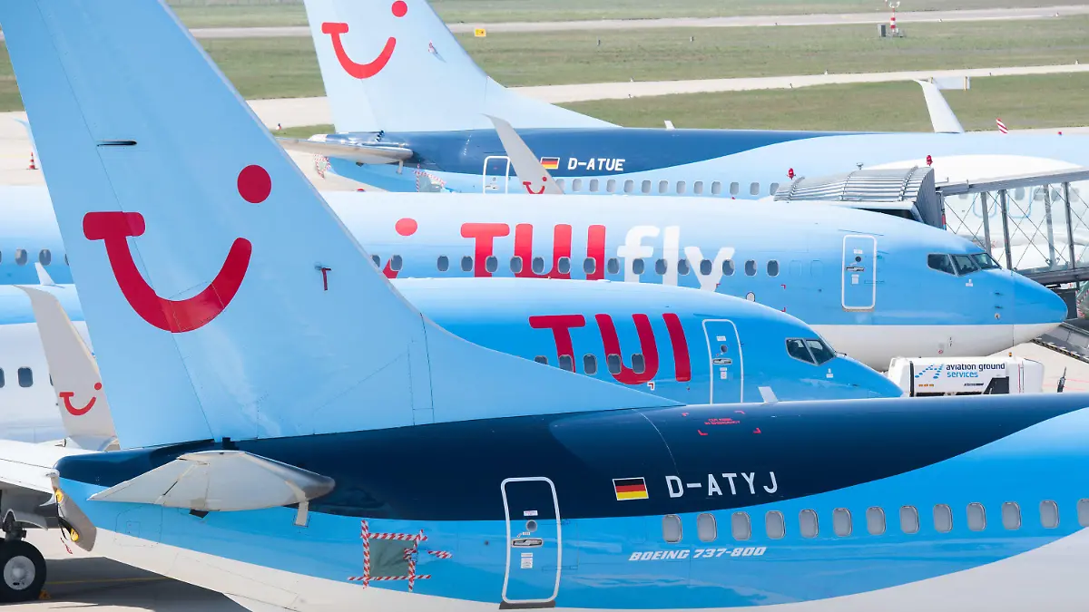 ARCHIV - 08.04.2020, Niedersachsen, Hannover: Flugzeuge von Tui parken am Flughafen Hannover.     (zu dpa "Ferienflieger Tuifly zieht positive Zwischenbilanz des Neustarts") Foto: Julian Stratenschulte/dpa +++ dpa-Bildfunk +++