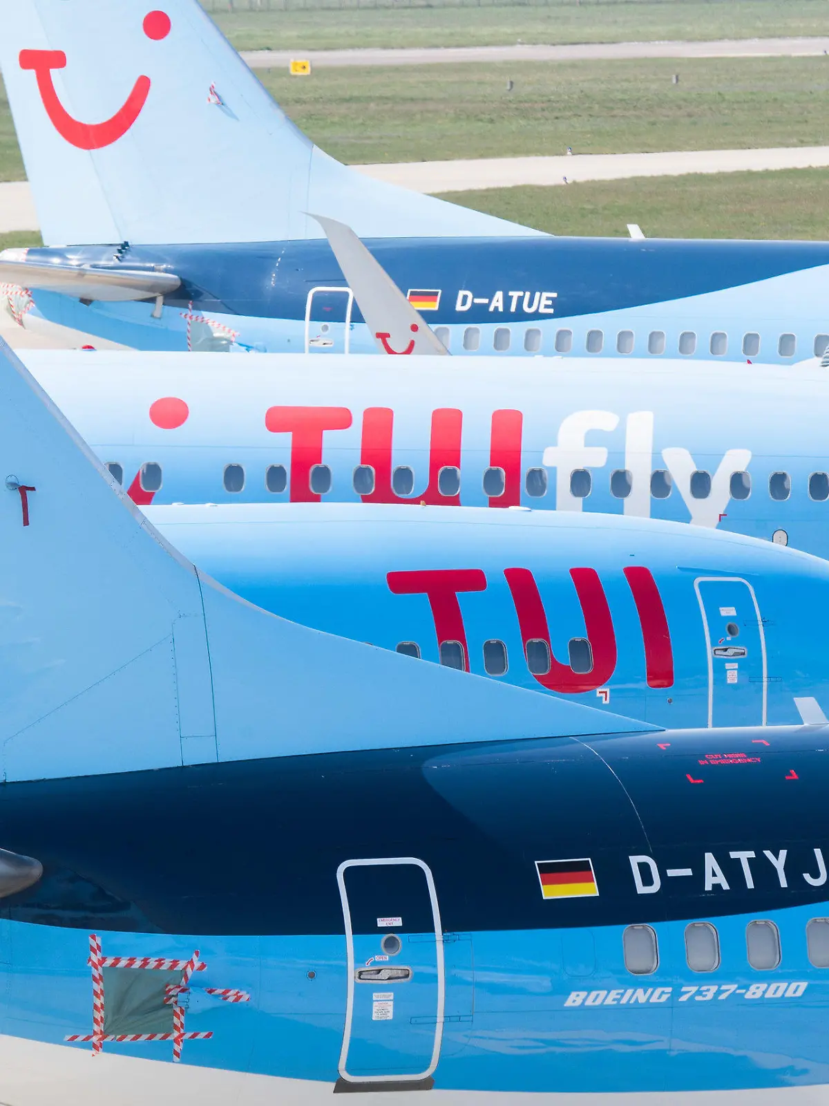 ARCHIV - 08.04.2020, Niedersachsen, Hannover: Flugzeuge von Tui parken am Flughafen Hannover.     (zu dpa "Ferienflieger Tuifly zieht positive Zwischenbilanz des Neustarts") Foto: Julian Stratenschulte/dpa +++ dpa-Bildfunk +++