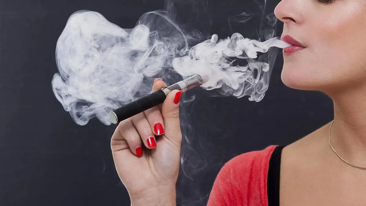 young attractive blonde woman smoking a e-cigarette model released Symbolfoto PUBLICATIONxINxGERxSUIxAUTxONLY Copyright: xnilsweyx Panthermedia15162427  