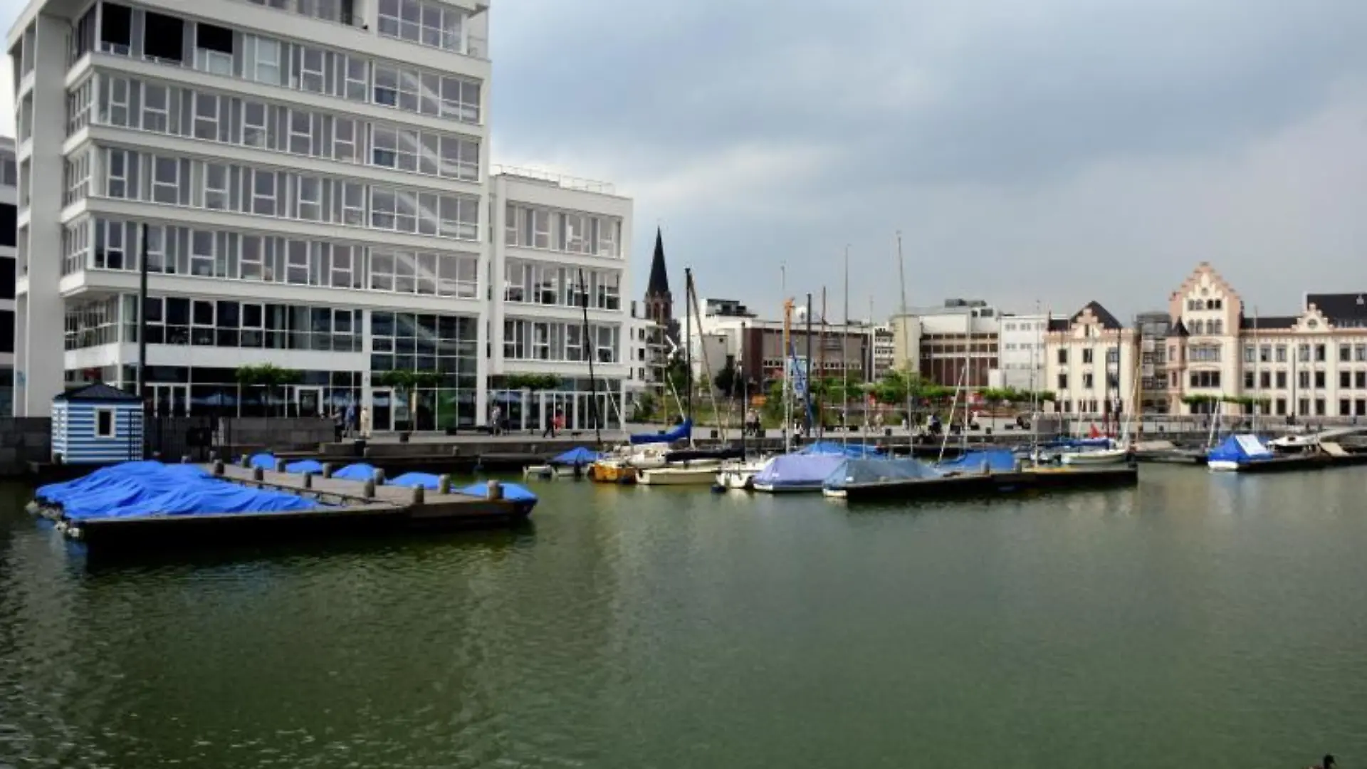 Dunkle Wolken über dem Hafen Hörde in Dortmund