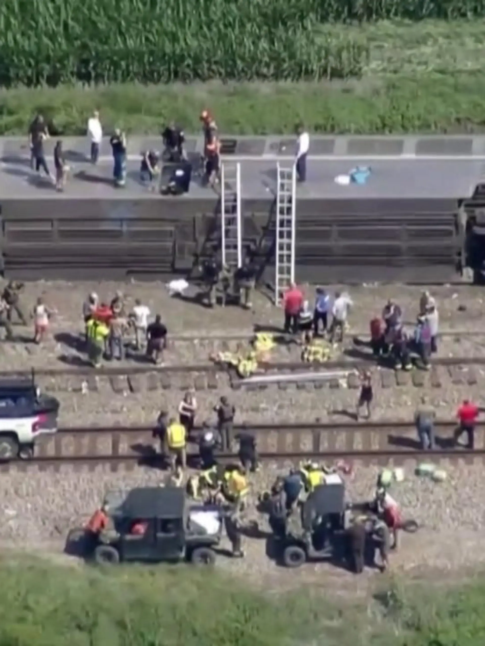 Im US-Bundesstaat Missouri ist ein Zug mit mehr als 200 Reisenden an Bord entgleist. Mindestens drei Menschen kamen ums Leben, viele weitere wurden verletzt. Der Zug war von Los Angeles nach Chicago unterwegs, als er an einem unkontrollierten Bahnübergang mit einem Lastwagen zusammenprallte.
Sieben Waggons kippten um. Bei den Opfern handelt es sich um den Laster-Fahrer und zwei Zug-Passagiere.