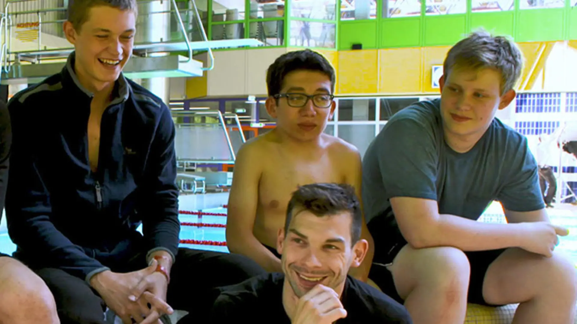 Das Schwimm-Team im Interview am Set Damian Hardung trainiert mit Paralympioniken