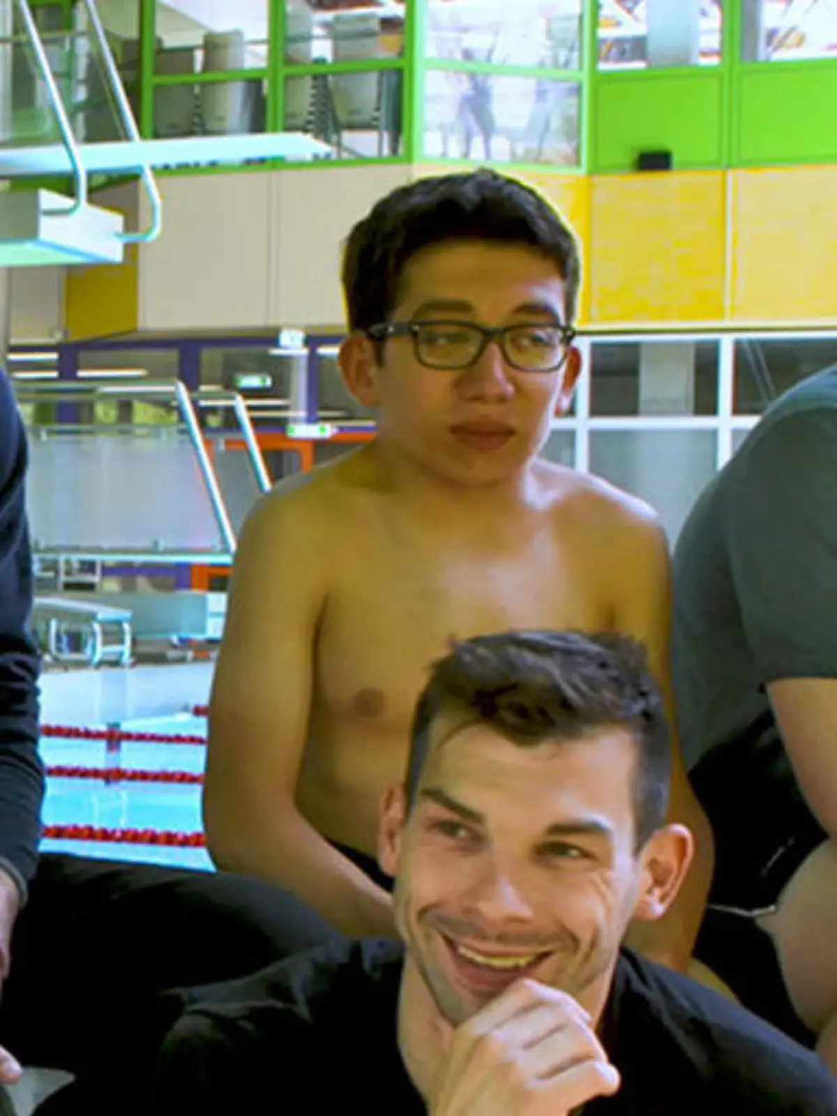 Bild zu: "Das Schwimm-Team im Interview am Set"