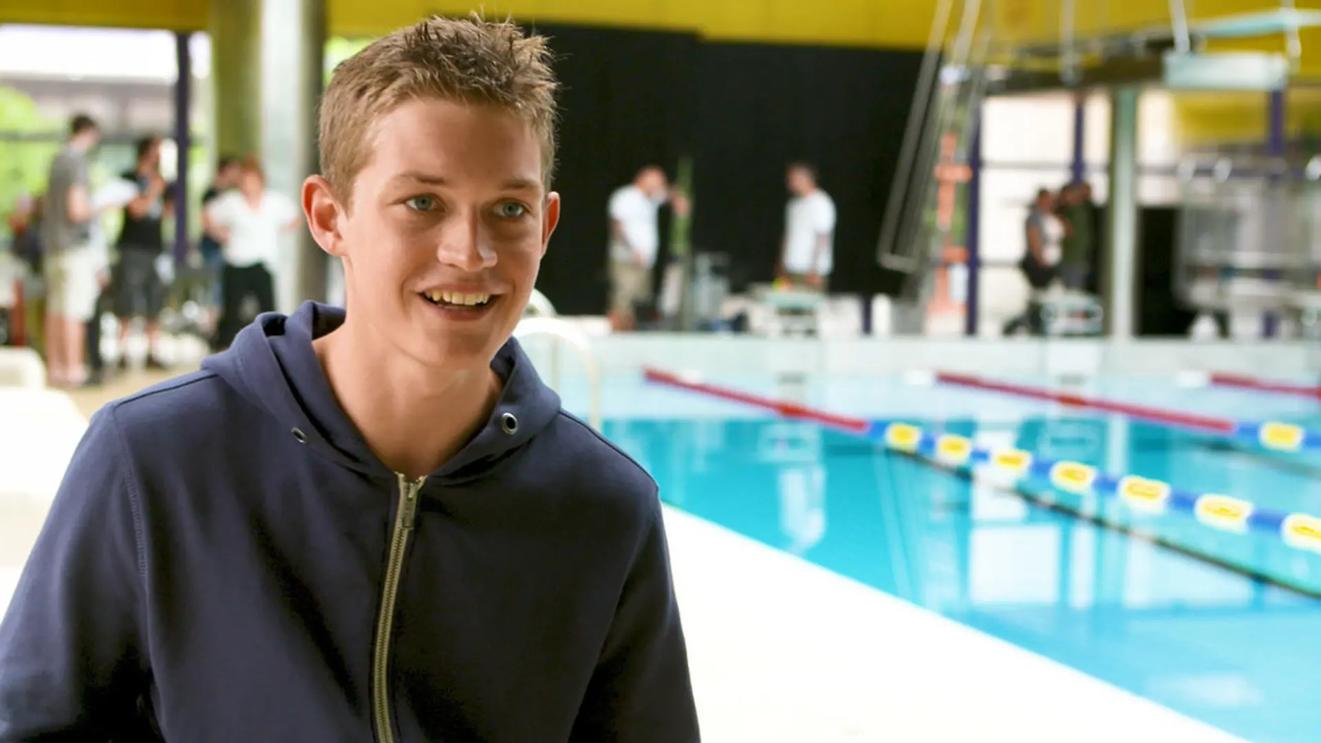 Liebe trotz Altersunterschied: Geht das? Damian Hardung im Interview am Set