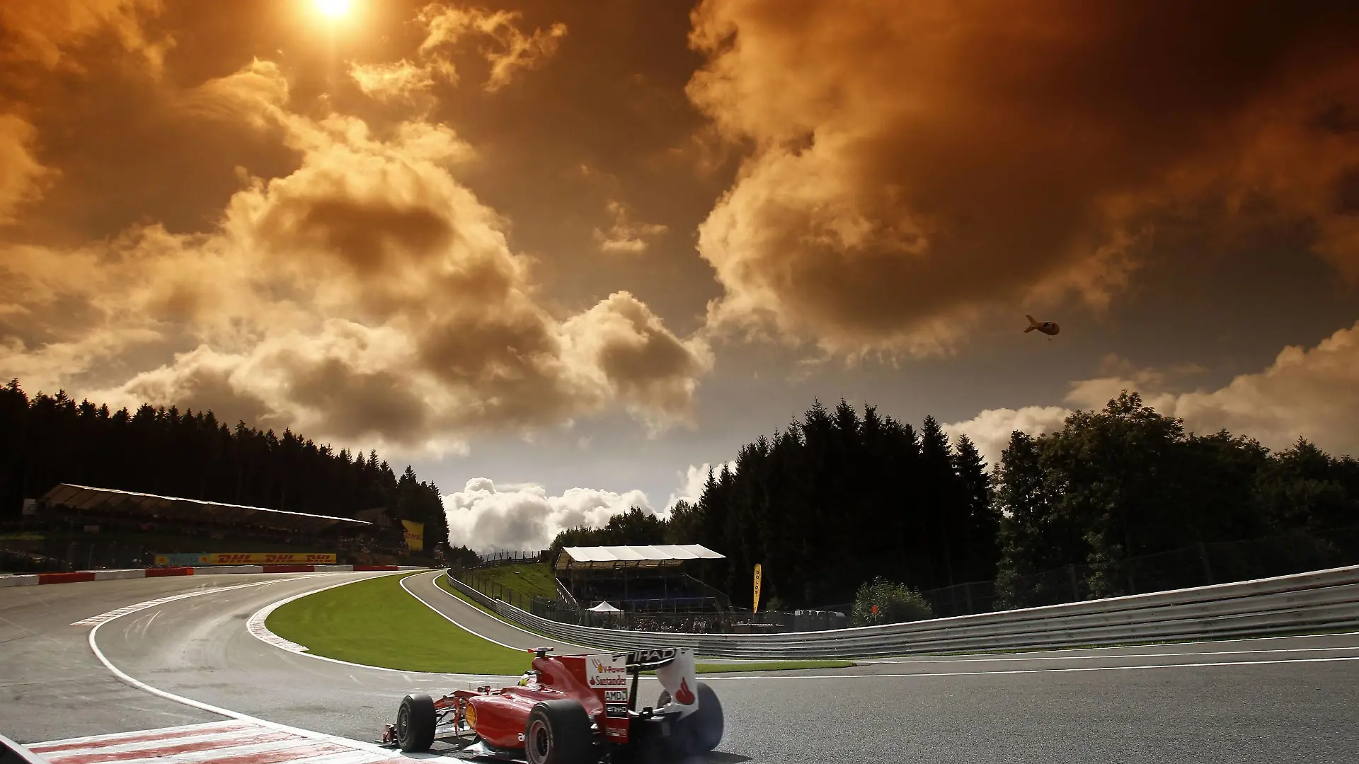 Bildnummer: 06393737 Datum: 28.08.2010 Copyright: imago/HochZwei
Motorsports / Formula 1: World Championship 2010, GP of Belgium, 07 Felipe Massa (BRA, Scuderia Ferrari Marlboro), xHOCHxZWEIx ; Motorsport Herren Formel 1 F1 F WM GP Belgien Spa Francorchamps Aktion vdig xkg 2010 quer Motorsport - motor Formel 1 - formula one F1 F 1 Eins Grand Prix - Grosser Preis Partner01 belgischer Belgien Fahrszene - race action Rennen - race Aktion - action Rennszene fahrend Fahrbild faehrt Aktionsfoto Aktionsbild o0 Himmel Wolke Sonne Totale Farbeffekt Stimmung Atmosphäre o0 Eau Rouge Kurve
Image number 06393737 date 28 08 2010 Copyright imago HochZwei Motorsports Formula 1 World Championship 2010 GP of Belgium 07 Felipe Massa BRA Scuderia Ferrari Marlboro xHOCHxZWEIx motor aviation men Formula 1 F1 F World Cup GP Belgium Spa Francorchamps Action shot Vdig xkg 2010 horizontal motor aviation Engine Formula 1 Formula One F1 F 1 one Grand Prix grand Prize Belgian Belgium Driving scenes Race Action Race Race Action shot Action Racing scene driving Fahrbilder Action photo Action Figure o0 Heaven Cloud Sun long shot colour effect Mood Atmosphere o0 Eau Rouge Curve