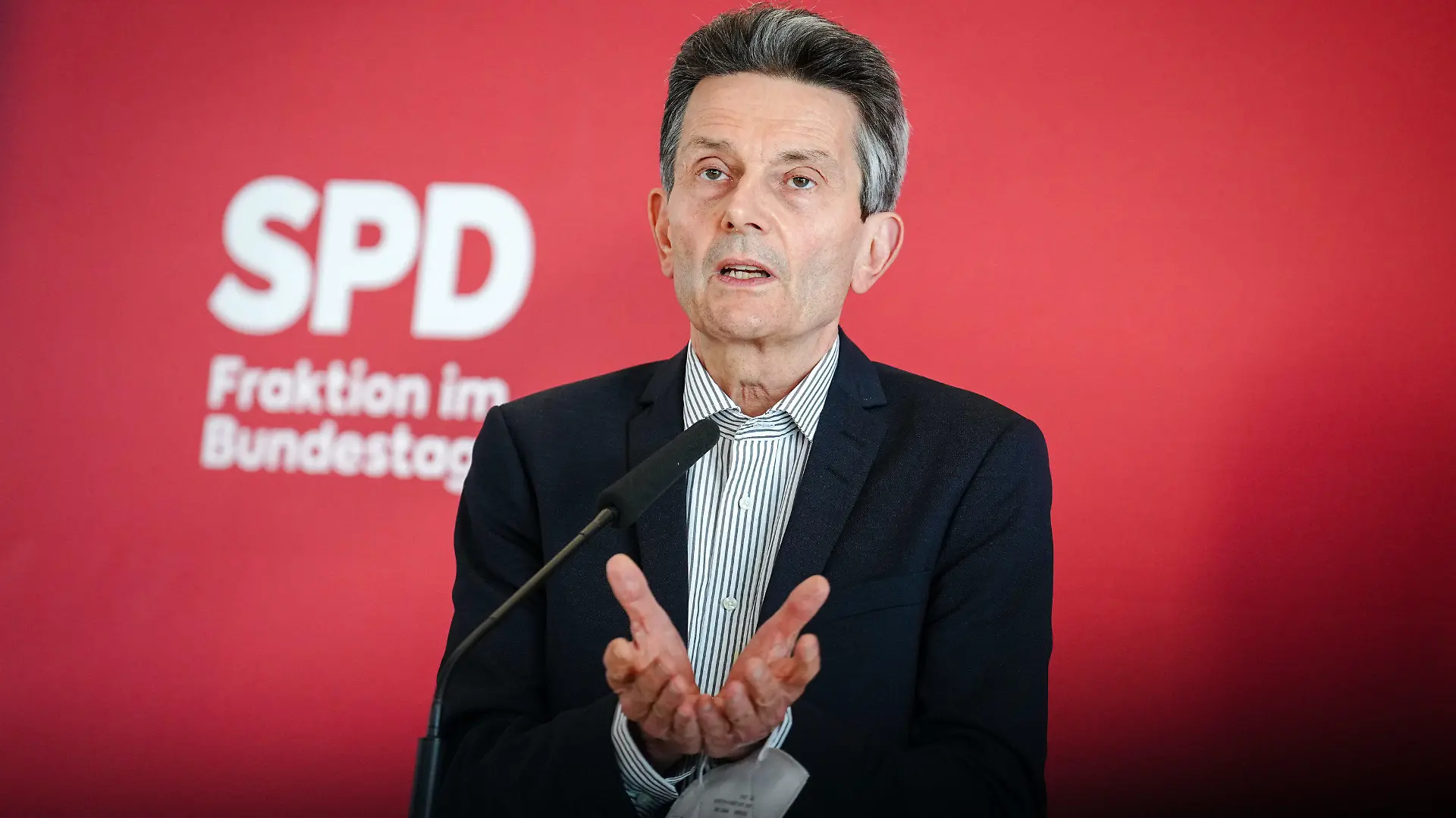 ARCHIV - 17.05.2022, Berlin: Rolf Mützenich, Vorsitzender der SPD-Bundestagsfraktion, gibt ein Pressestatement zu Beginn der Fraktionssitzung seiner Partei. Mützenich brachte Sonderzahlungen an Arbeitnehmer zur Existenzsicherung ins Spiel. (zu «Disput über Entlastung - SPD regt Sonderzahlung für Arbeitnehmer an») Foto: Kay Nietfeld/dpa +++ dpa-Bildfunk +++