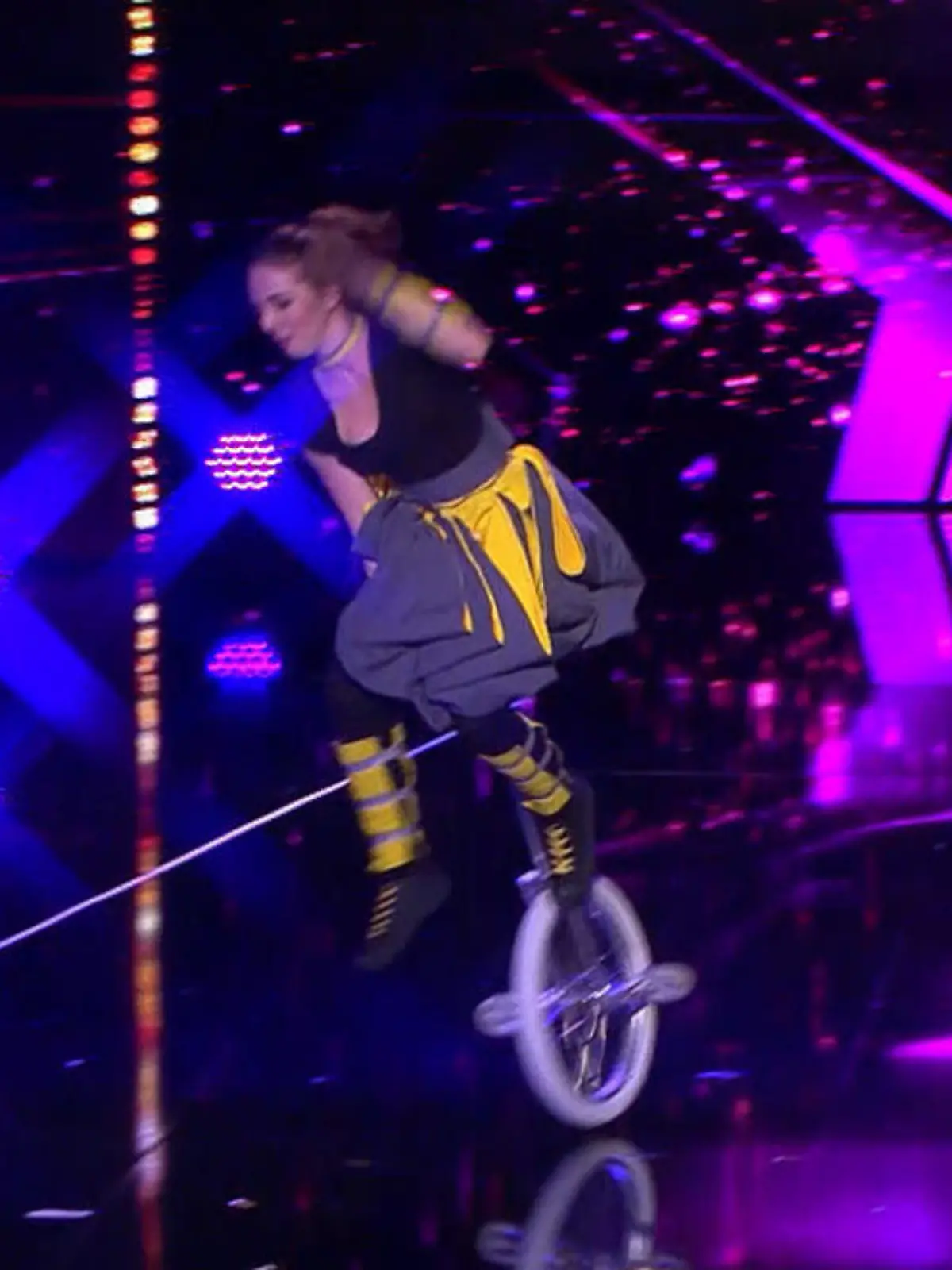 Bild zu: "Nina Herzog stürzt auf der Supertalent-Bühne"