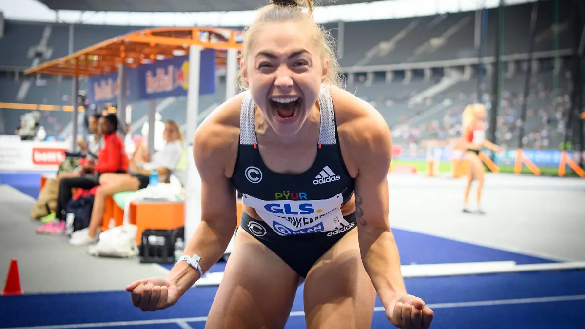 Leichtathletik: Deutsche Meisterschaft, Entscheidungen im Olympiastadion. 100 Meter Frauen. Gina Lückenkemper, SCC Berlin, jubelt nach ihrem Sieg.