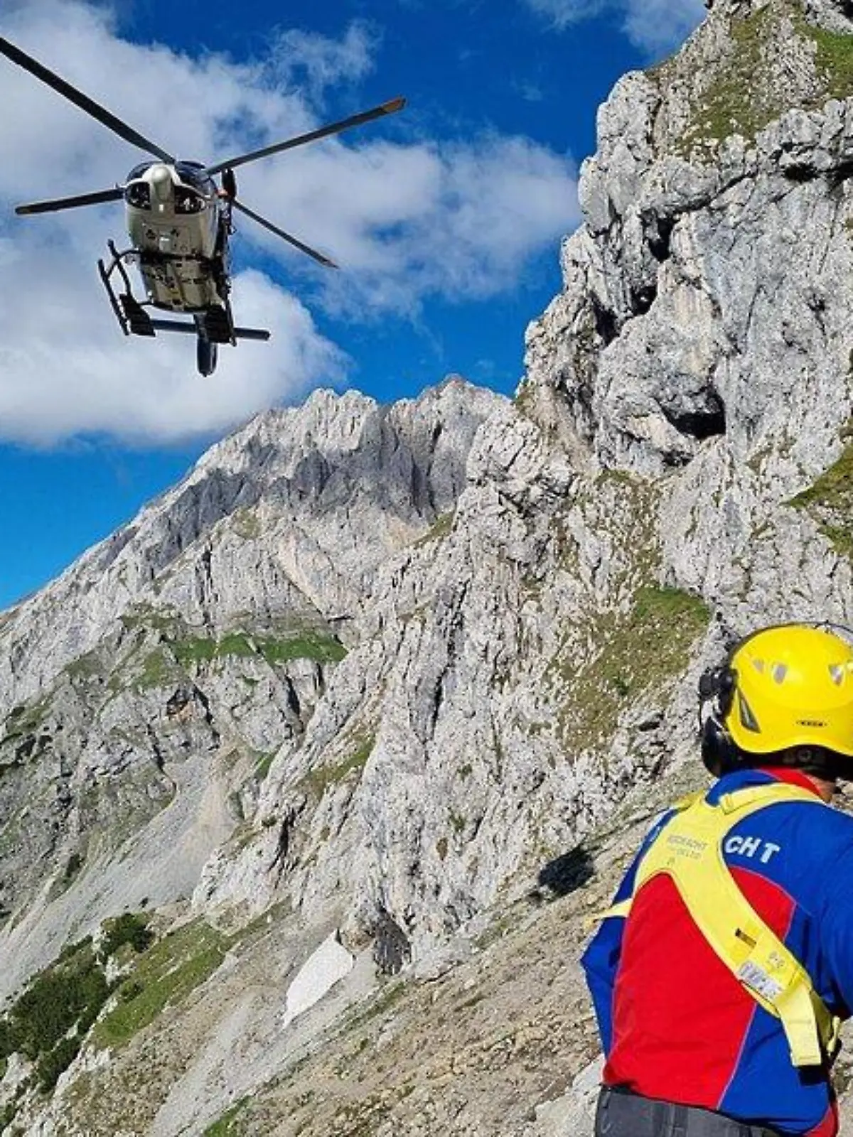 Bergretter und Helikopter beim Einsatz an der Tiefkarspitze im Karwendel