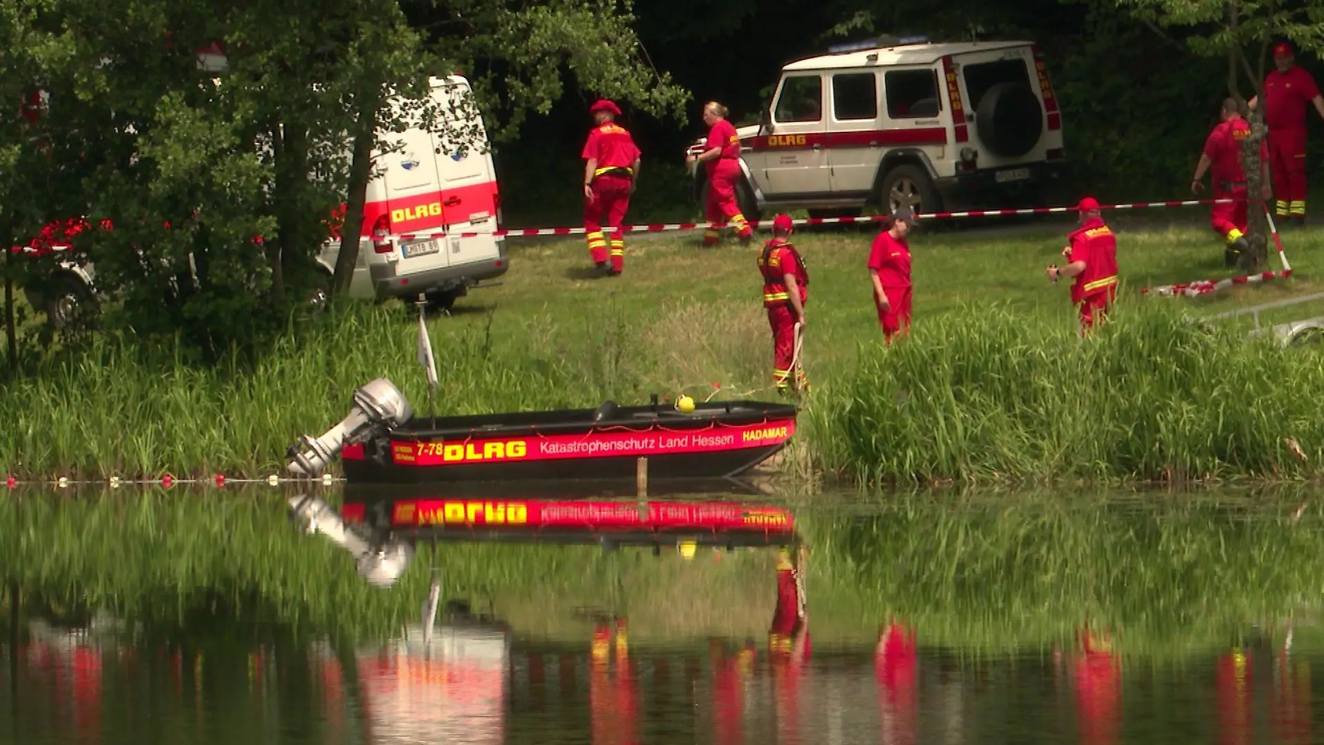 Einsatzkräfte des DLRG machen sich bereit zur Suche im Waldsee in Probbach.