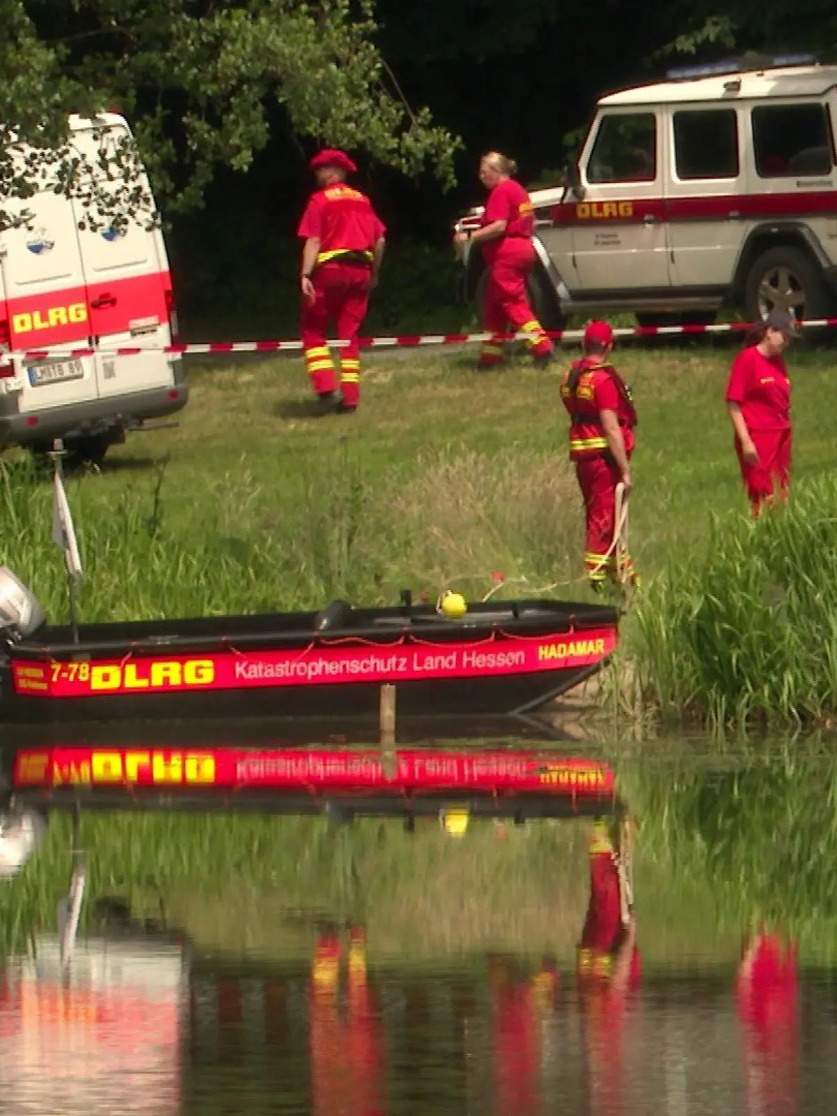 Einsatzkräfte des DLRG machen sich bereit zur Suche im Waldsee in Probbach.