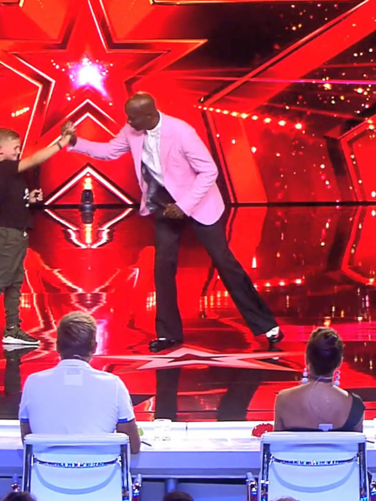 Bild zu: "Bruce Darnell versucht sich am Beatboxen"