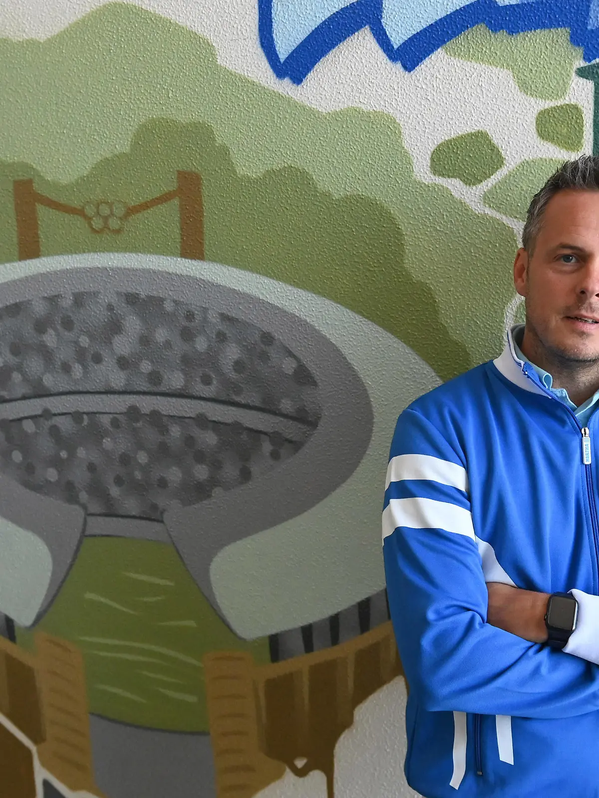  Fussball, Herren, Saison 2022/23, 1. Bundesliga, Hertha BSC, Präsidentschafts-Kandidat Kay Bernstein in seiner Firmenzentrale in Neukölln neben einem Graffiti des Berliner Olympiastadions, 21.06. 2022, *** Football, men, season 2022 23, 1 Bundesliga, Hertha BSC, presidential candidate Kay Bernstein at his company headquarters in Neukölln next to a graffiti of the Berlin Olympic Stadium, 21 06 2022, Copyright: xMatthiasxKochx