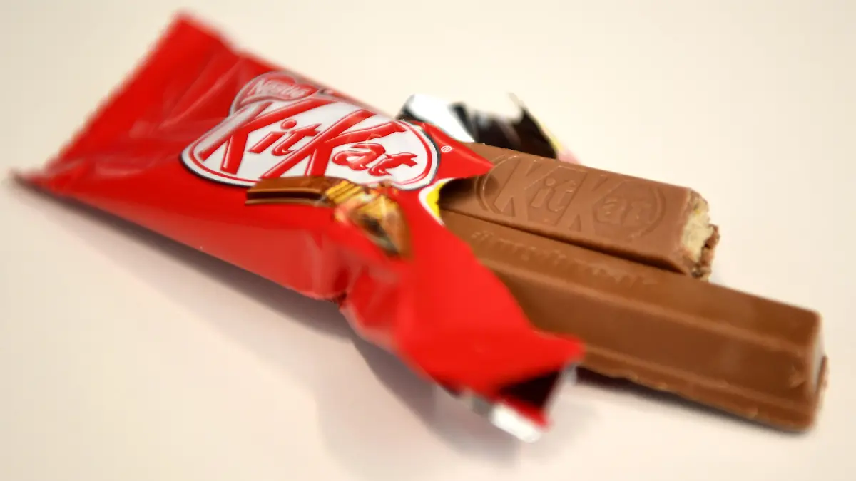 ILLUSTRATION: Ein Schokoriegel der Marke KitKat liegt am 15.12.2016 in Berlin auf einem Tisch. Foto: Britta Pedersen/dpa Foto: Britta Pedersen/dpa-Zentralbild/ZB