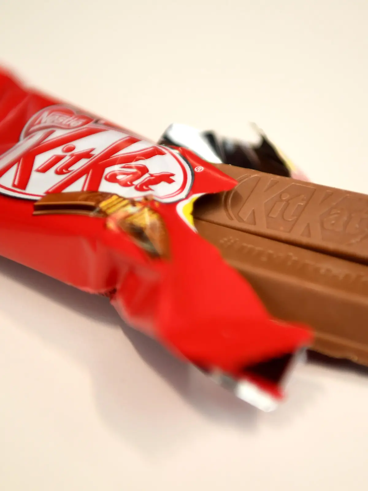 ILLUSTRATION: Ein Schokoriegel der Marke KitKat liegt am 15.12.2016 in Berlin auf einem Tisch. Foto: Britta Pedersen/dpa Foto: Britta Pedersen/dpa-Zentralbild/ZB