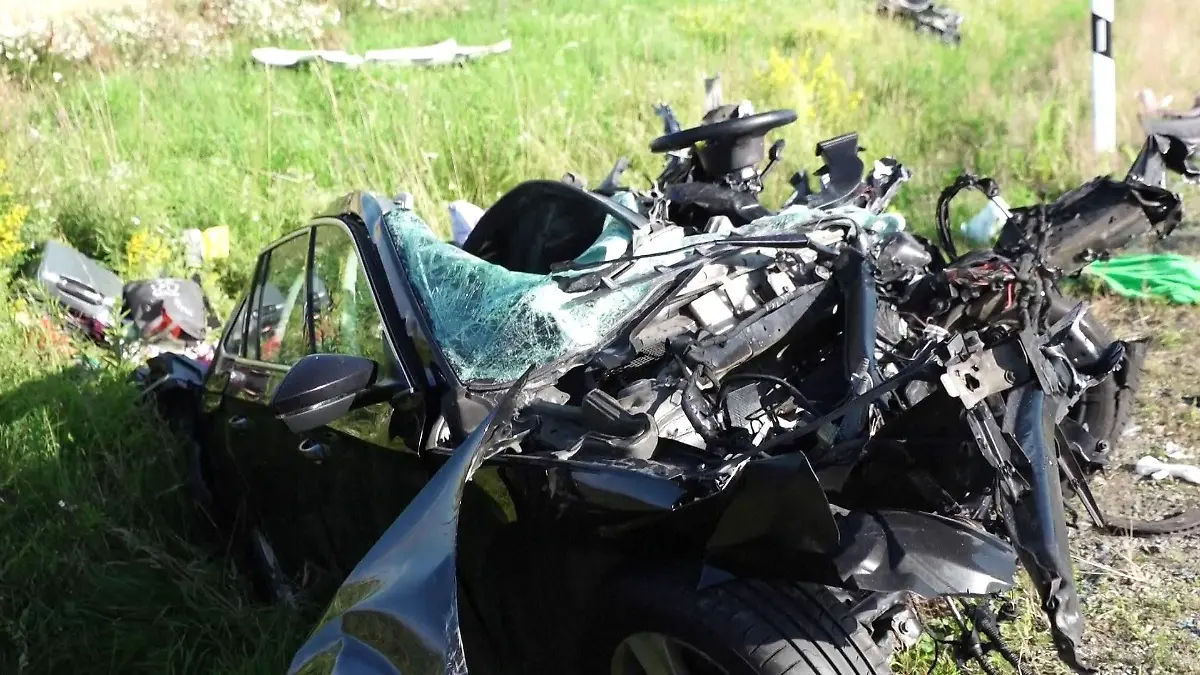 Zerstörtes Auto nach schlimmen Unfall in Ungarn