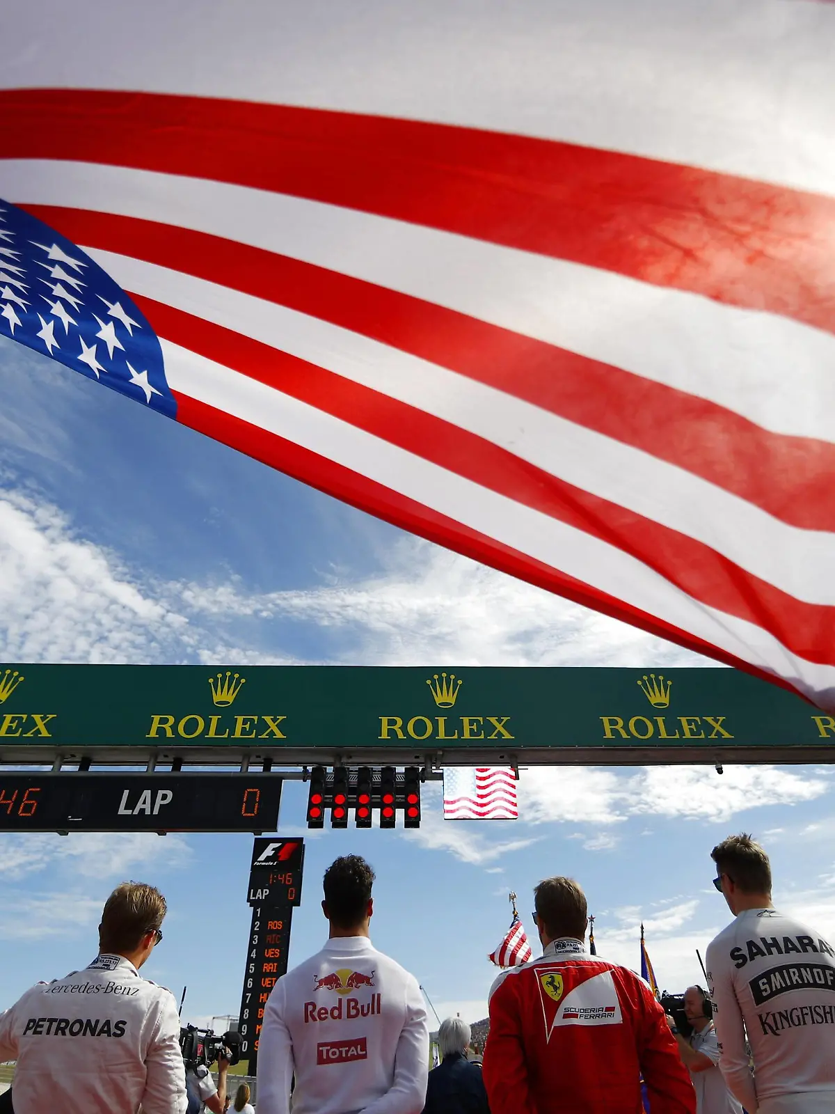 Circuit of the Americas, Austin Texas, USA. Sunday 23 October 2016. The drivers line up on the grid for the National Anthem under the stars and stripes flag. World _31I3896 PUBLICATIONxINxGERxSUIxAUTxHUNxONLY

Circuit of The Americas Austin Texas USA Sunday 23 October 2016 The Drivers Line Up ON The Grid for The National Anthem Under The Stars and Stripes Flag World  PUBLICATIONxINxGERxSUIxAUTxHUNxONLY  