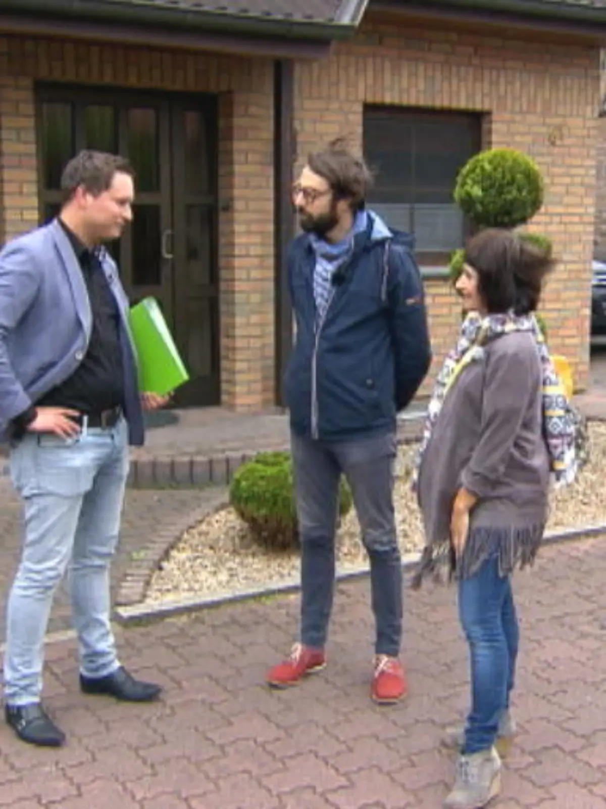 Bild zu: "Doro und Sebastian besichtigen Andreas Immobilie"