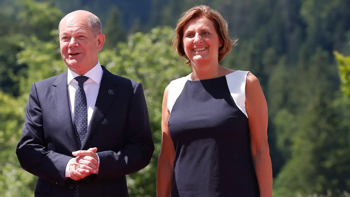 26.06.2022, Bayern, Elmau: Justin Trudeau (l-r), Premierminister von Kanada, wird von Bundeskanzler Olaf Scholz (SPD) und Britta Ernst, Frau von Bundeskanzler Scholz, zum G7-Gipfel auf Schloss Elmau begrüßt. Deutschland ist Gastgeber des G7-Gipfels wirtschaftsstarker Demokratien vom 26. bis 28. Juni 2022. Am ersten Gipfeltag wird die weltwirtschaftliche Lage, der Klimaschutz und die Außen- und Sicherheitspolitik mit den Sanktionen gegen Russland beraten. Foto: Philipp von Ditfurth/dpa +++ dpa-Bildfunk +++