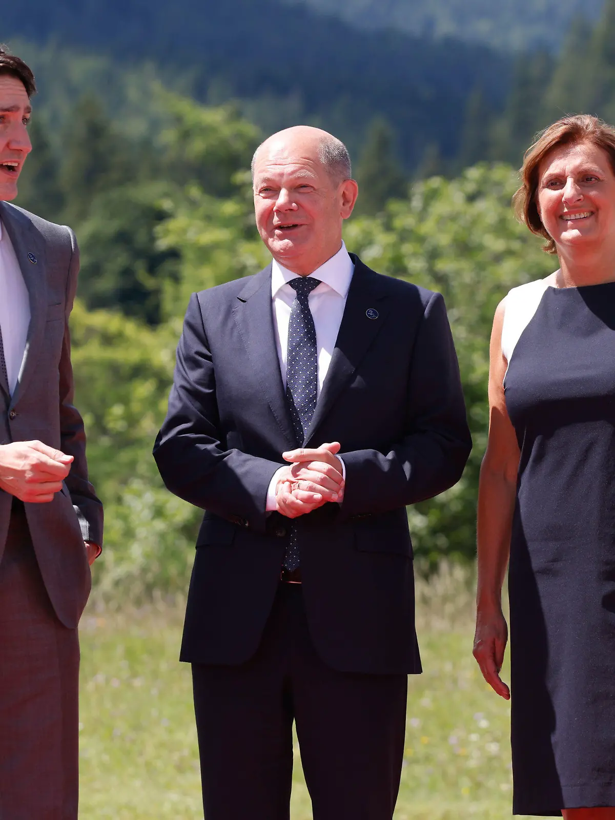 26.06.2022, Bayern, Elmau: Justin Trudeau (l-r), Premierminister von Kanada, wird von Bundeskanzler Olaf Scholz (SPD) und Britta Ernst, Frau von Bundeskanzler Scholz, zum G7-Gipfel auf Schloss Elmau begrüßt. Deutschland ist Gastgeber des G7-Gipfels wirtschaftsstarker Demokratien vom 26. bis 28. Juni 2022. Am ersten Gipfeltag wird die weltwirtschaftliche Lage, der Klimaschutz und die Außen- und Sicherheitspolitik mit den Sanktionen gegen Russland beraten. Foto: Philipp von Ditfurth/dpa +++ dpa-Bildfunk +++