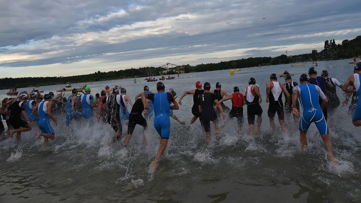 26.06.2022 Frankfurt am Main, Ironman European Championship, EM, Europameisterschaft EM, Europameisterschaft Mainova Ironman Frankfurt 2022 3,8 Kilometer Schwimmen - Impressionen Start der Profi-Triathleten *** 26 06 2022 Frankfurt am Main, Ironman European Championship, European Championship Mainova Ironman Frankfurt 2022 3.8 kilometer swim impressions start of the professional triathletes