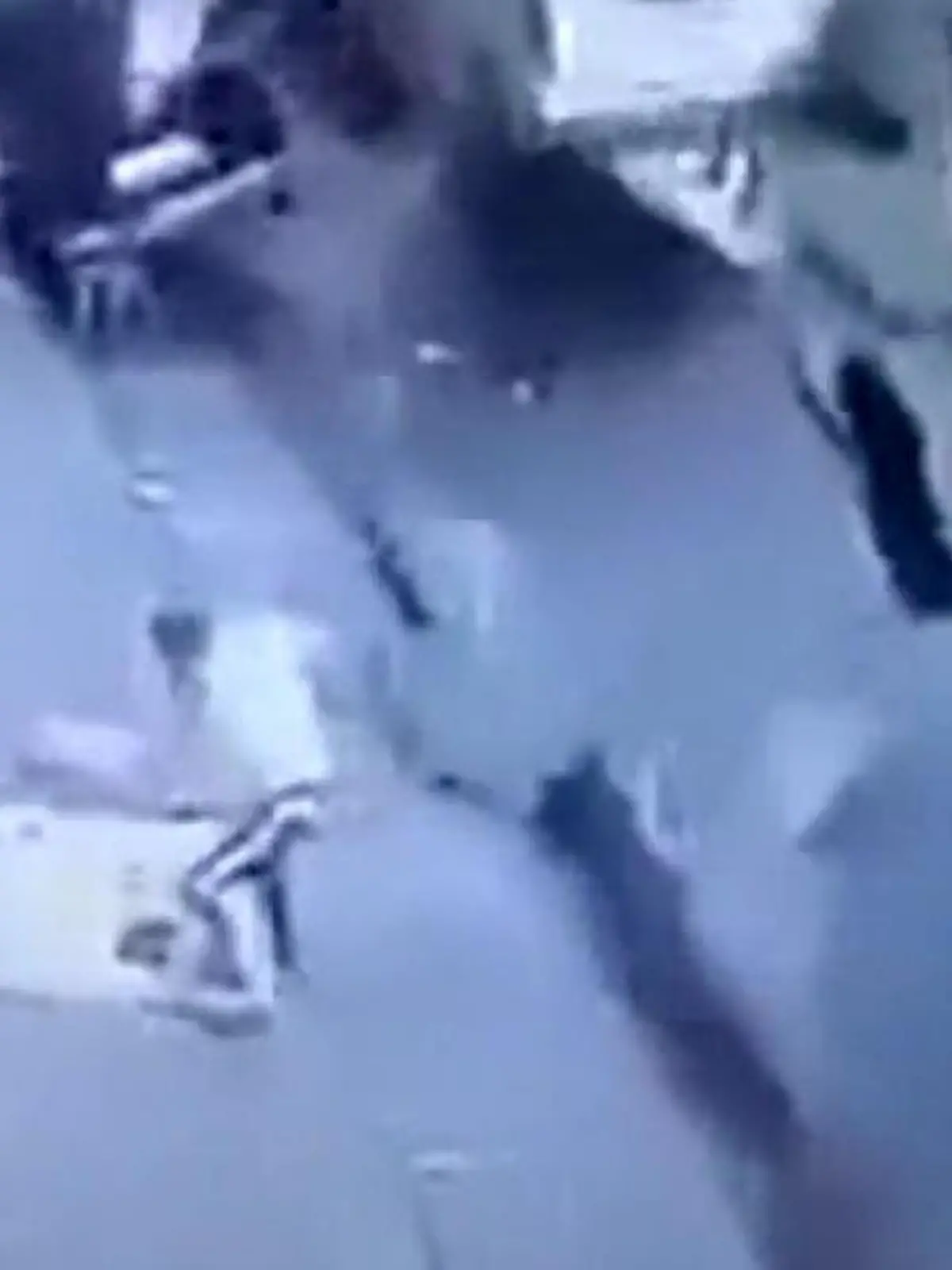 Ein Mensch wird von einem Auto erschlagen!
In der südafrikanischen Millionenmetropole Johannesburg hat eine gigantische Gas-Explosion einen verheerenden Schaden angerichtet. Ein Mensch wird von einem herumwirbelnden Auto erschlagen, 48 Personen werden teils schwer verletzt. Die Region wurde am Mittwochabend großräumig gesperrt. Das komplette Ausmaß der Explosion sehen Sie im Video. (hzi)