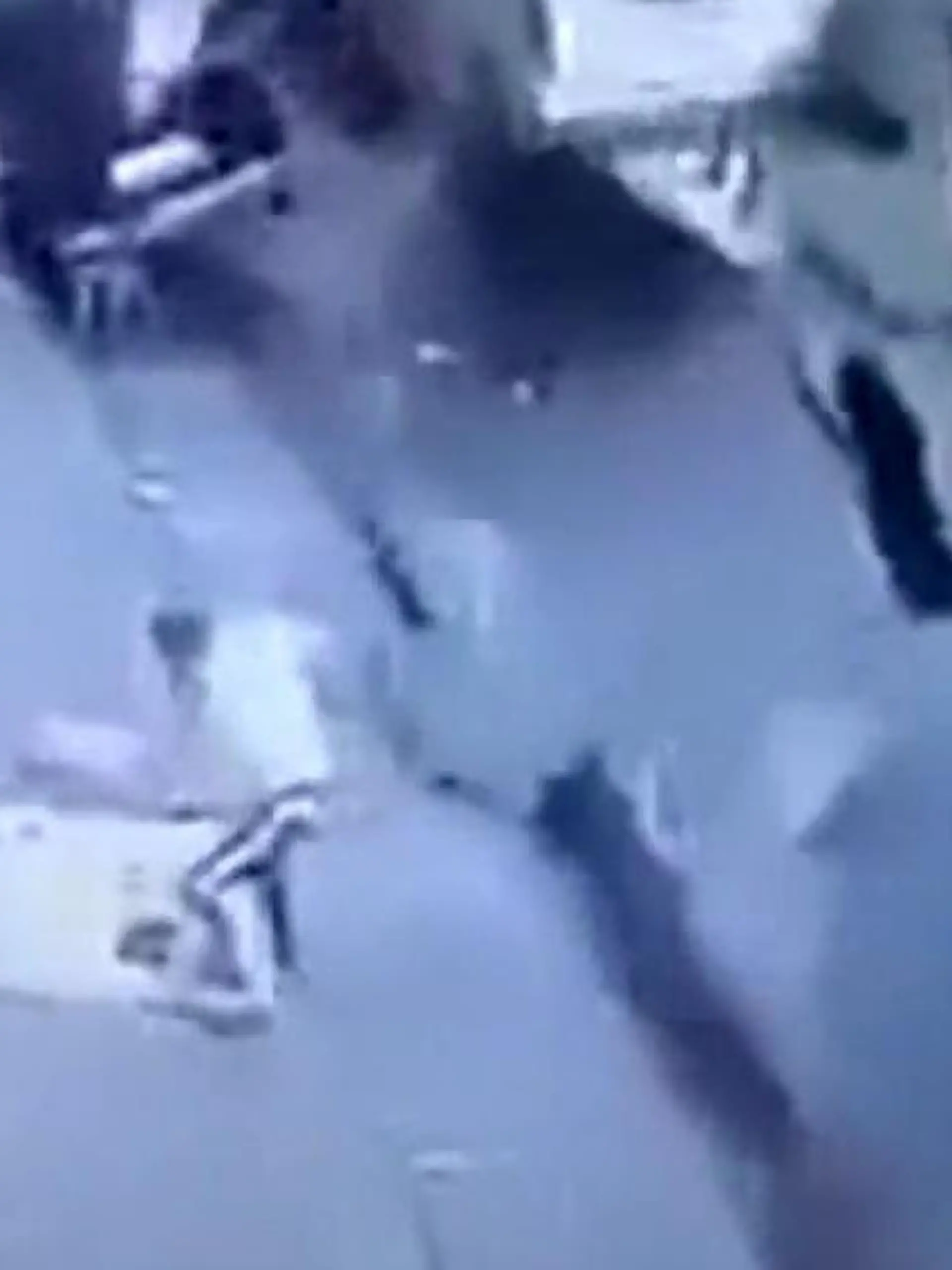 Ein Mensch wird von einem Auto erschlagen!
In der südafrikanischen Millionenmetropole Johannesburg hat eine gigantische Gas-Explosion einen verheerenden Schaden angerichtet. Ein Mensch wird von einem herumwirbelnden Auto erschlagen, 48 Personen werden teils schwer verletzt. Die Region wurde am Mittwochabend großräumig gesperrt. Das komplette Ausmaß der Explosion sehen Sie im Video. (hzi)