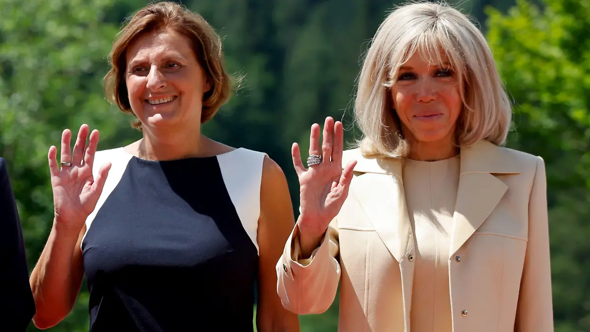 26.06.2022, Bayern, Elmau: Brigitte Macron (r) , Frau des Präsidenten Macron von Frankreich, winkt neben Britta Ernst, Frau von Bundeskanzler Scholz, bei der Ankunft zum G7-Gipfel auf Schloss Elmau . Deutschland ist Gastgeber des G7-Gipfels wirtschaftsstarker Demokratien vom 26. bis 28. Juni 2022. Am ersten Gipfeltag wird die weltwirtschaftliche Lage, der Klimaschutz und die Außen- und Sicherheitspolitik mit den Sanktionen gegen Russland beraten. Foto: Philipp von Ditfurth/dpa +++ dpa-Bildfunk +++