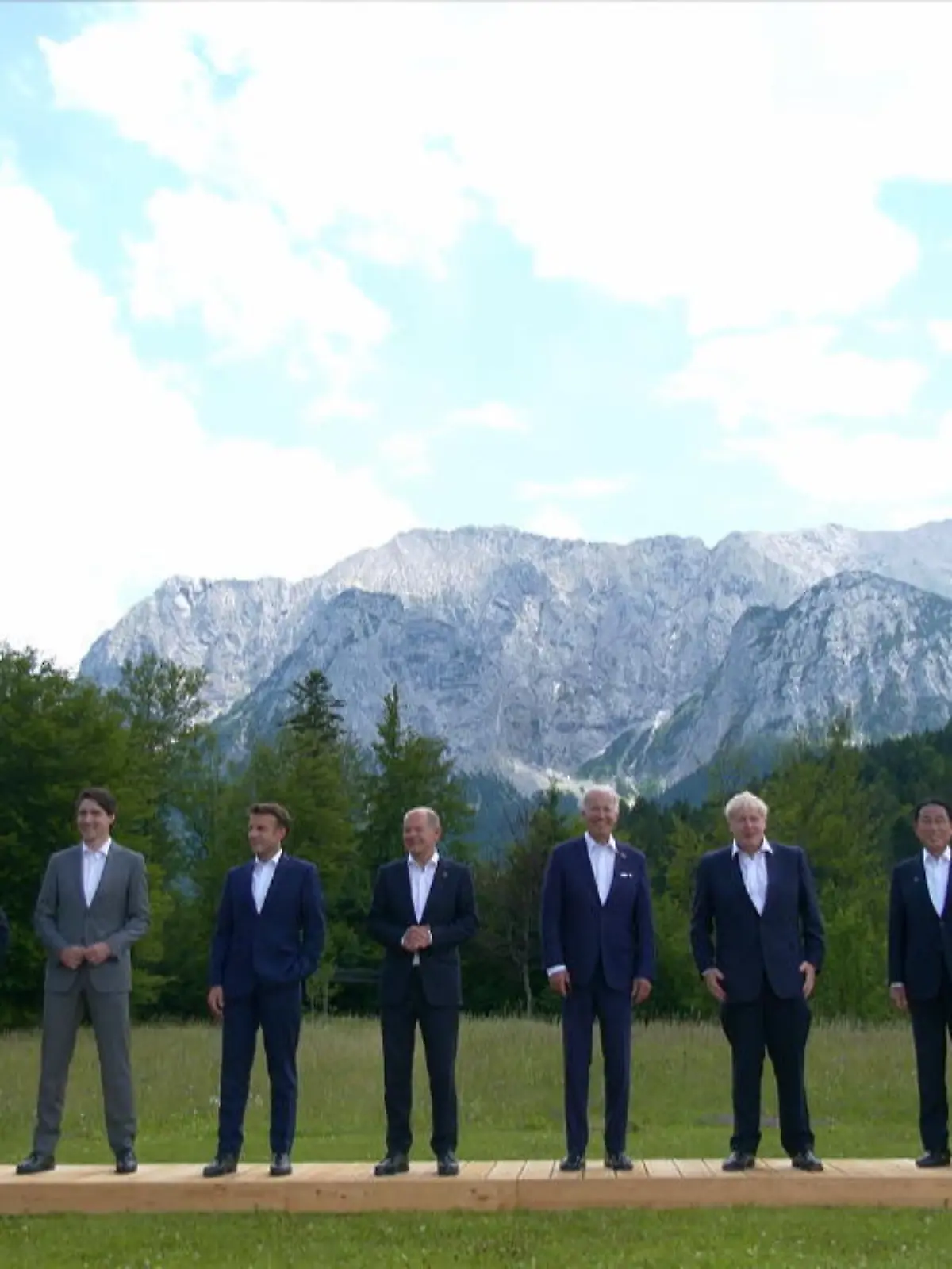 Hochsicherheits-Zone in den bayerischen Alpen: Im idyllischen Elmau bei Garmisch-Partenkirchen läuft seit heute der G7-Gipfel. Die Staats- und Regierungschefs von sieben führenden Industriestaaten suchen Antworten auf aktuelle Krisen - wie den Krieg in der Ukraine und die steigenden Preise. Zu den ersten Beschlüssen des dreitätigen Gipfels gehören Milliardenzusagen für die Infrastruktur in Entwicklungsländern.