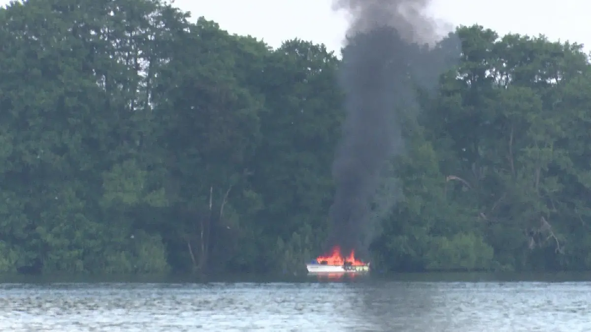 Kleine Müritz: Explosion auf Sportboot - drei Schwerverletzte