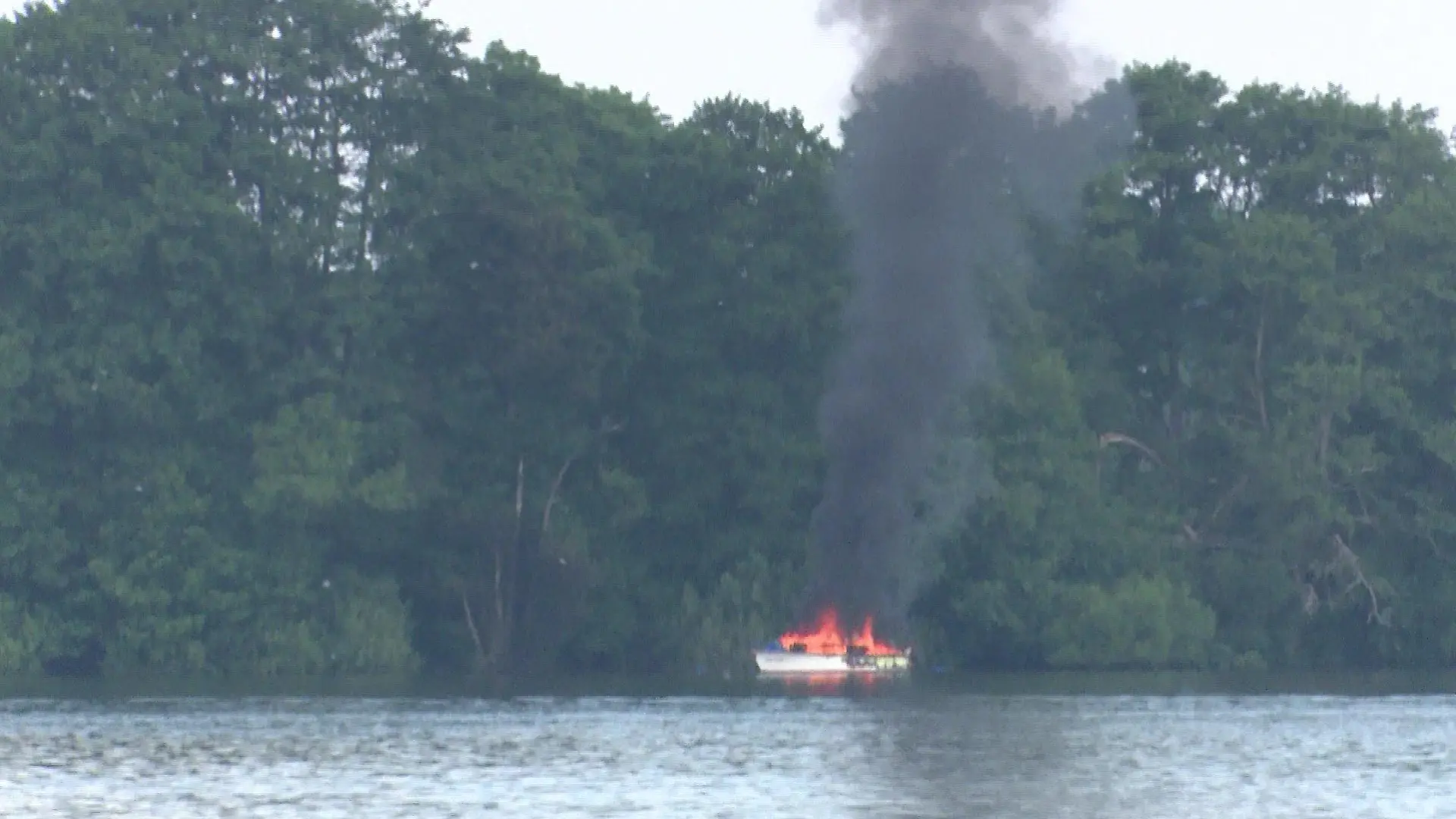 Kleine Müritz: Explosion auf Sportboot - drei Schwerverletzte