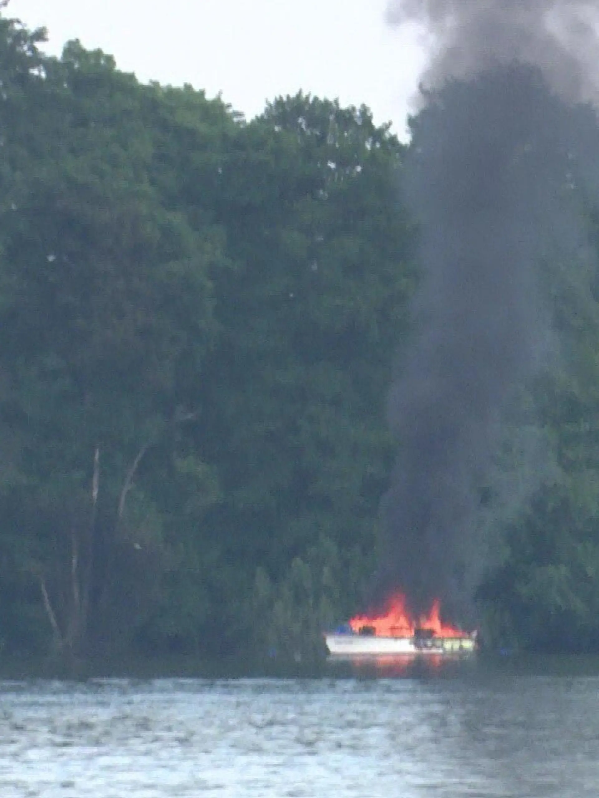 Kleine Müritz: Explosion auf Sportboot - drei Schwerverletzte