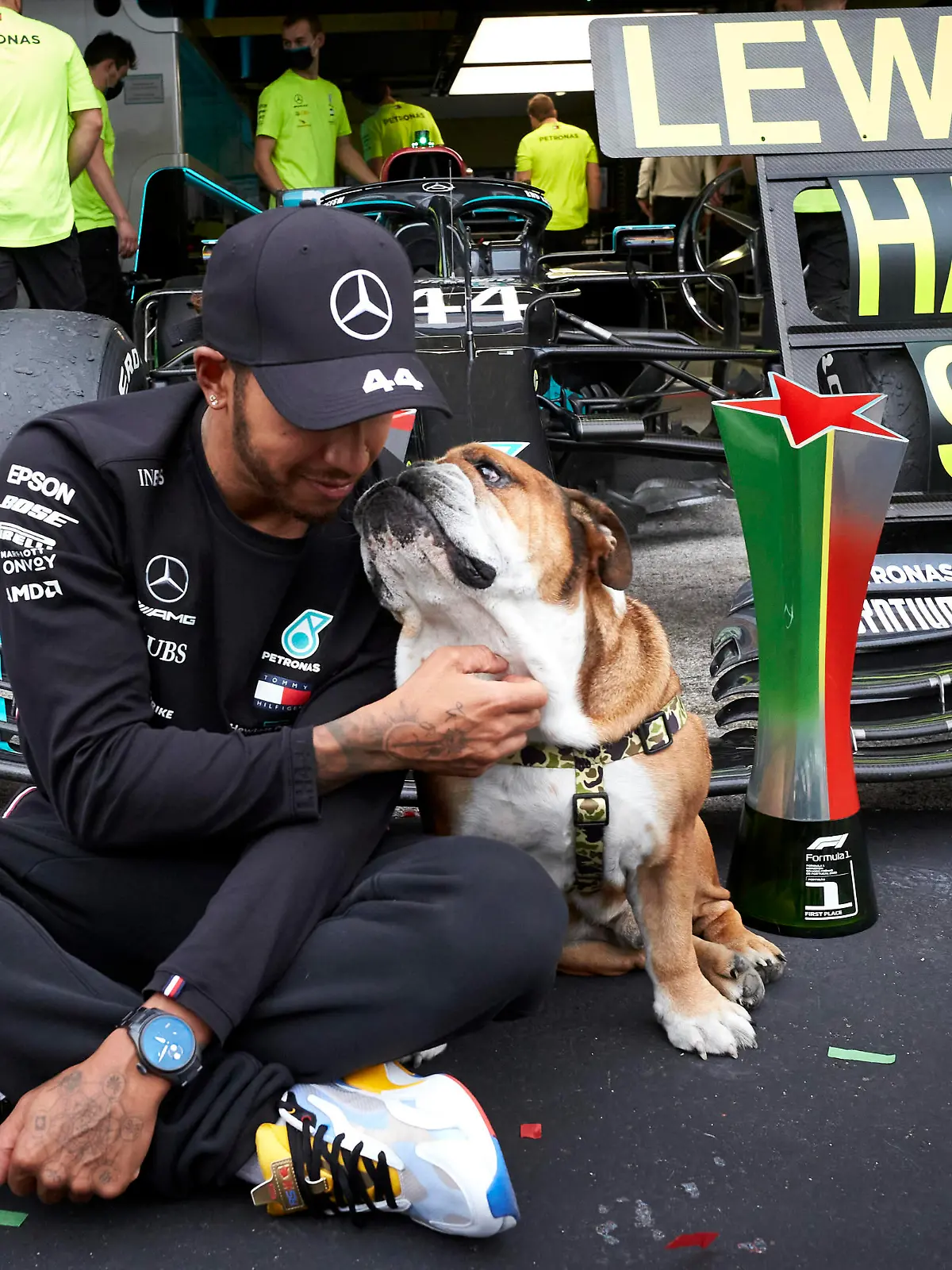  2020 Portuguese GP ALGARVE INTERNATIONAL CIRCUIT, PORTUGAL - OCTOBER 25: Lewis Hamilton, Mercedes F1 W11 EQ Performance, celebrates his record-breaking 92nd Formula 1 victory with his pet dog during the Portuguese GP at Algarve International Circuit on Sunday October 25, 2020, Portugal. Photo by Steve Etherington / LAT Images Images PUBLICATIONxINxGERxSUIxAUTxHUNxONLY SNE18994