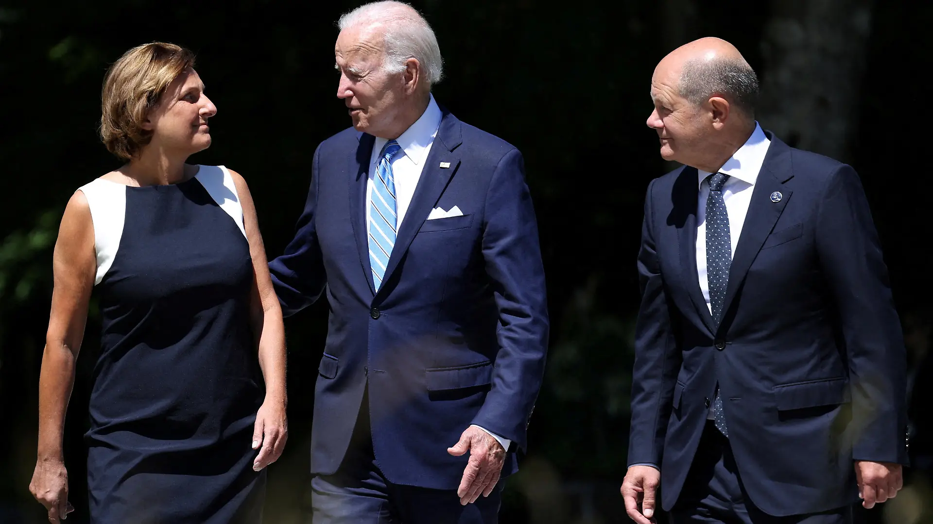 U.S. President Joe Biden, German Chancellor Olaf Scholz and his wife Britta Ernst attend the G7 leaders summit at Bavaria's Schloss Elmau castle, near Garmisch-Partenkirchen, Germany June 26, 2022. REUTERS/Lukas Barth/Pool