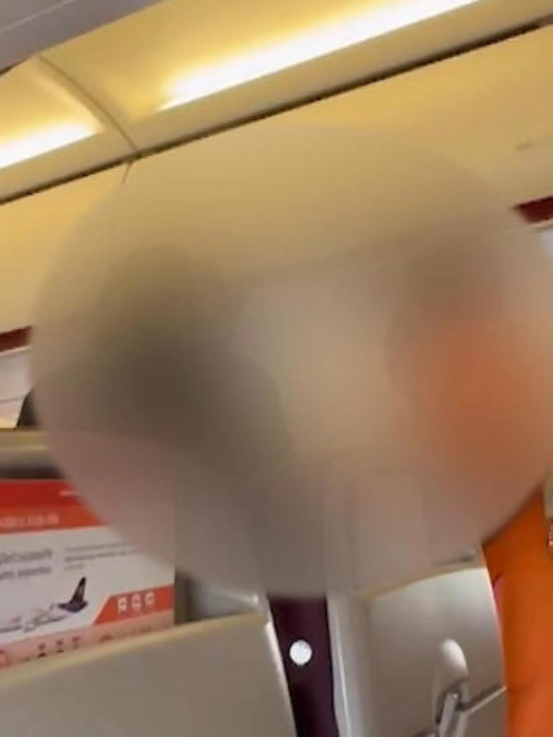 Ein Mann sorgt für ordentlich Trubel in einem Flugzeug in Richtung Bangkok.
Denn als ihm bewusst wird, dass er sein Gepäckstück am Flughafen Chiang Mai in Nordthailand vergessen hat, verliert er die Beherrschung.
