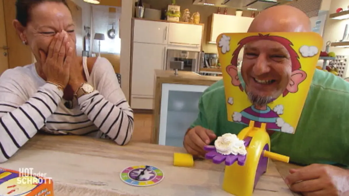 Wer bekommt die Sahne ins Gesicht? Tortenschlacht für Zuhause