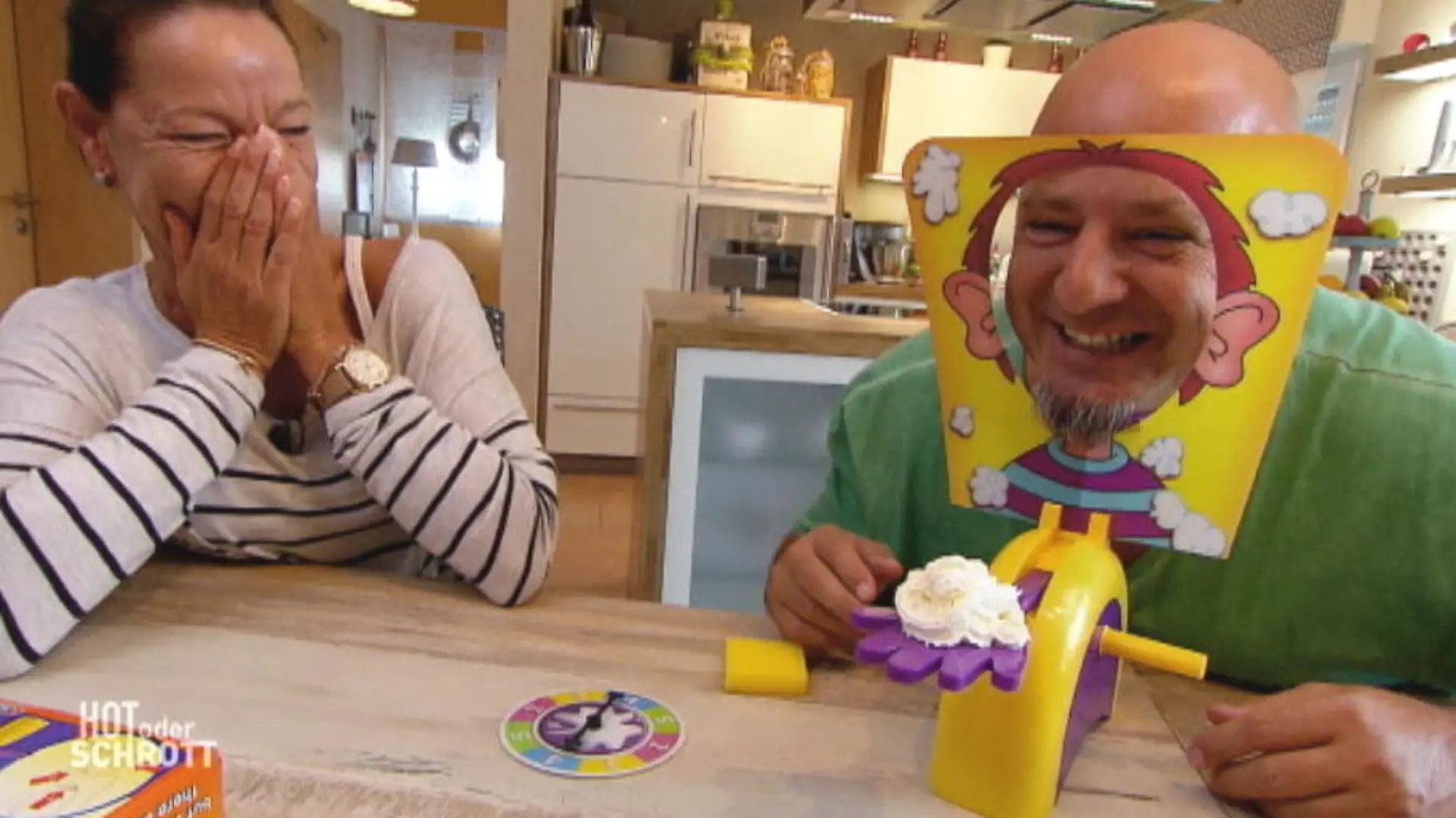 Wer bekommt die Sahne ins Gesicht? Tortenschlacht für Zuhause
