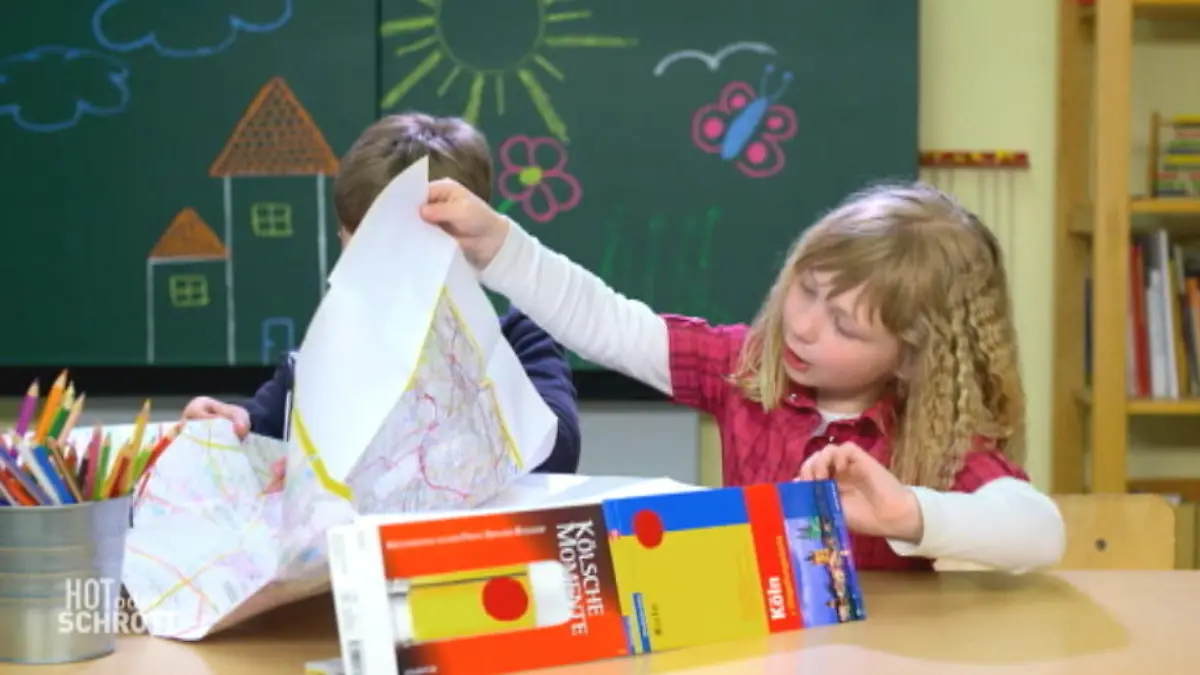 Kinder testen einen Stadtplan Analoges Navigationsgerät